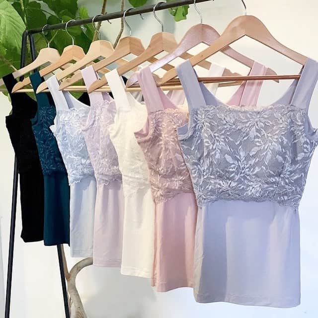 BradelisNewYork/ブラデリスニューヨークのインスタグラム：「. 自然体のキレイを最大限に引き出すコンフォート補整ブランド 《ブラデリスニューヨークピース》@bradelisnewyorkpeace_official が 1月22日(金)に「Today's Special Value」としてQVCチャンネルに登場！  これ1着で【快適な着心地】と【美しいバストライン】を実現する 《素肌しっとりハッピーバストキャミ》を 当日限りの特別価格でご紹介いたします♪  ＼ブラデリス史上最高の！／なめらかな肌触りが最大の魅力◎ 驚きの柔らかさをご体感あれ♪  《BRADELIS NewYork Peace 素肌しっとりハッピーバストキャミ》  【サイズ：S～5L】  【カラー：ブラック/グレージュ/パール/ シルバーブルー/ヌーディピンク/ラベンダー/ピーコック】  @bradelisnewyorkpeace_official でさらに詳しくご紹介中♡  O.A.と合わせてぜひチェックしてみてください.+゜ . . . #ブラデリスニューヨークピース #bradelisnewyorkpeace #補整下着 #おうち時間 #おこもり美容 #おこもり補整 #QVC #QVCジャパン #テレビショッピング #ノンワイヤーブラ #ブラキャミ」