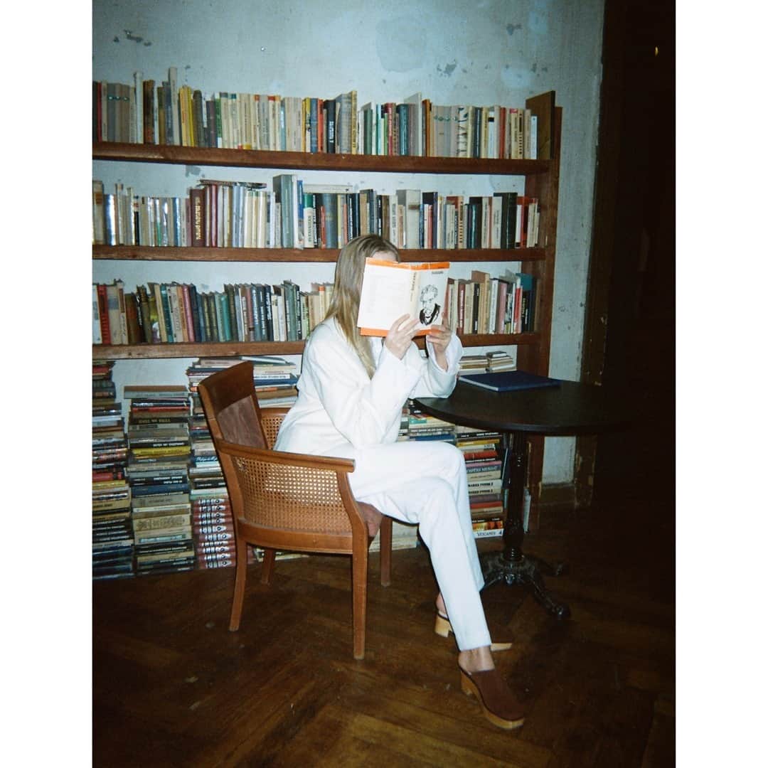 テーリポルキのインスタグラム：「Today we're only going to get comfy and hide behind our favorite books 🖤📕⠀⠀⠀⠀⠀⠀⠀⠀⠀ ⠀⠀⠀⠀⠀⠀⠀⠀⠀ #TERHIPÖLKKI #terhipölkkistore #finnishdesign #sustainable #footwear #shoes #clogs #sunday #sale」
