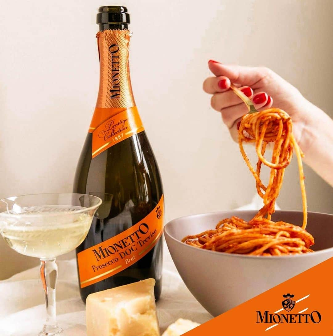 Mionetto Prosecco Deutschlandのインスタグラム：「Genießt mit uns den Tag der italienischen Küche! 🍝⁣ Bestellt zur Feier des Tages doch einfach mal wieder bei eurem Lieblingsitaliener.⁣ .⁣ Dazu gönnen wir uns natürlich ein Glas MIONETTO Prosecco!⁣ Was ist euer liebstes italienisches Gericht?⁣ .⁣ Wir wünschen buon appetito!🥂⁣ .⁣ #mionetto #mionettoprosecco #italianwayoflife #livingladolcevita #italianfood #italien#salute⁣ 📷 @mionettoproseccousa⁣」