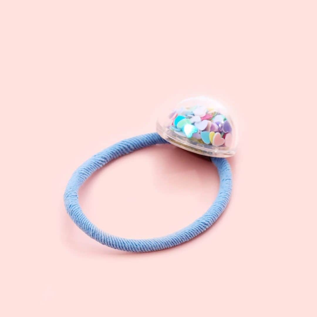 ASOKO ZAKKA STOREさんのインスタグラム写真 - (ASOKO ZAKKA STOREInstagram)「=HAIR ACCESSORY=  とってもキュートでカラフルなヘアアクセサリーをご紹介♡♡  お菓子のトッピングのようなかわいいフレークがたくさん入っているヘアゴム♪  角度によってフレークの部分が少し反射してオーロラに光ります✨  プレゼントやお子様のヘアアレンジにぴったりですね！  ■シャカシャカヘアゴム　税込220円 (店舗限定商品)  ××××××××××××××××××××××××××××﻿ ﻿ 店舗により在庫・品揃えが異なります。﻿ お問い合わせは各店舗までお願いいたします。﻿ なお、取り寄せ・取り置きは行なっておりませんのでご了承くださいませ。﻿ ﻿ ×××××××××××××××××××××××××××﻿ ﻿ #ASOKO﻿ #ヘアアクセサリー #ヘアゴム #hairaccessory #カラフル #colorful #gift #present﻿ #プレゼント﻿ #ギフト﻿ #pop #cute #ヘアアクセ﻿ #カラフルポップ #カラフル #hairaccessories」1月17日 18時01分 - asokojpn