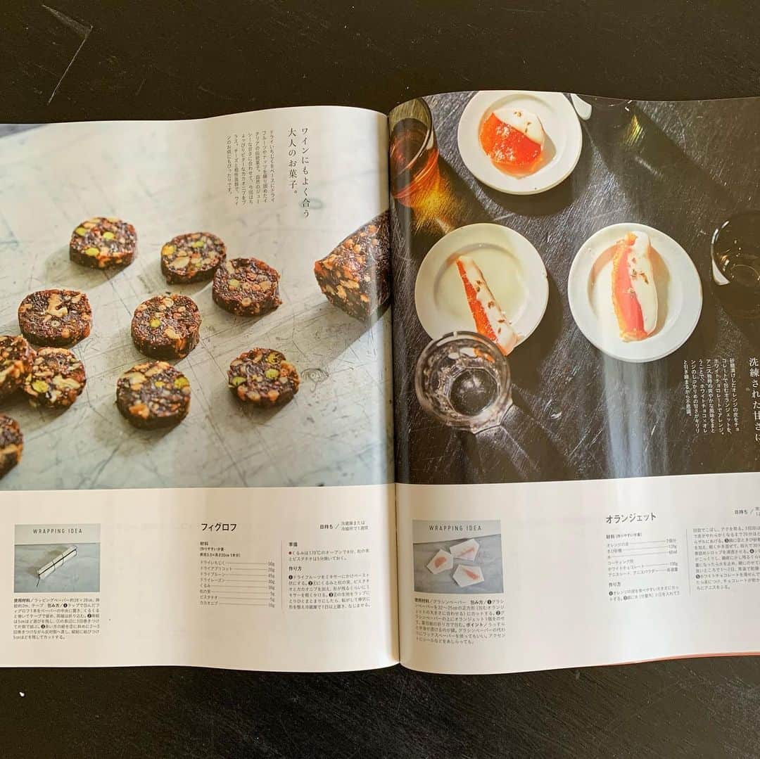 長田 佳子さんのインスタグラム写真 - (長田 佳子Instagram)「anan チョコレート❤︎LOVE号 ・ '手作りを楽しむ時間、 口福のおすそわけ。'  チョコレートを使った6種類のレシピと スタイリスト中里真理子さんによるラッピングのアイデアもあり、 クールかつ実用的なページになっています。 よろしければ是非ご覧ください🍫  写真　山口明さん スタイリスト　中里真理子さん 構成・文　野尻和代さん ・」1月17日 18時01分 - foodremedies.caco