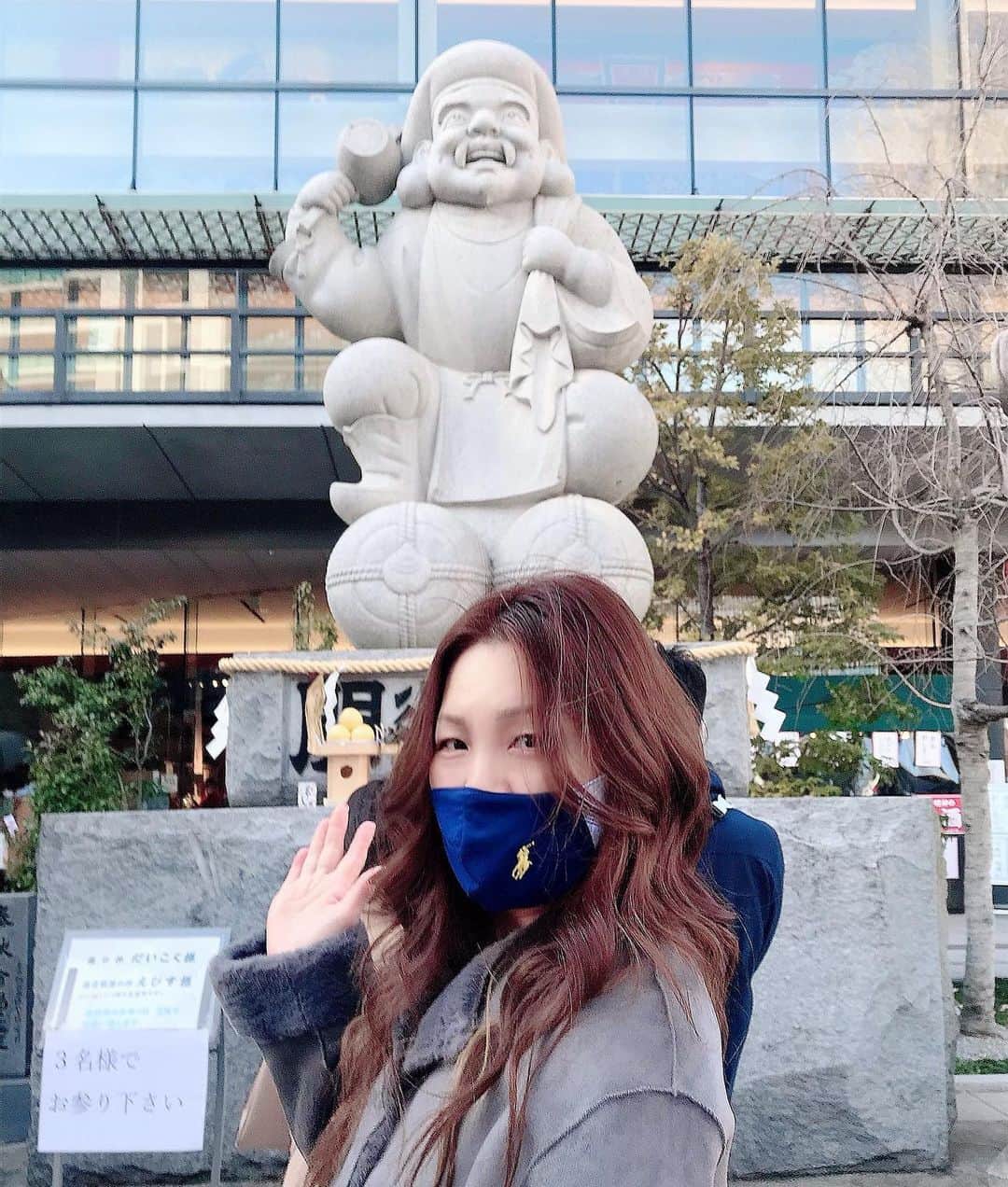 井上貴子のインスタグラム：「16日。  一粒万倍日と天赦日が重なった 貴重な日。  神田明神さまへご挨拶。  よく ○○では願い事を言ってはいけない。 感謝の言葉のみで…  とか言われても  そこまで詳しくないので。  どこへ行っても 感謝の気持ちだけを 勝手に言ってきます。  むしろ 感謝の気持ちだけでもいいから 聞いてください というのがお願いになっちゃうよね。  早口で住所や生年月日や 名前を告げられても そりゃ 神様なら聞き分けられるんだろうな。  だから新年のご挨拶。  とはいえ…  道場にも大黒様はいらっしゃるので きっと伝わっているはず^ ^  （笑）  Happyで^ ^  プロフィール画面に記載のURLより 通販サイト「神取屋」に飛べます^ ^  コロナ禍に携わる 全てのお仕事の皆様。  心から 感謝しています。  引き続き油断せず お気をつけて お過ごし下さいませ。  #井上貴子  #LLPWX #女子プロレス #紅緒と柊音 #トイプードル #神田明神 #大黒様 #感謝の気持ち #LLPWX通販サイト神取屋 #TikTokはじめてみた #Twitterも見てね #感謝 #STOPCOVID19」