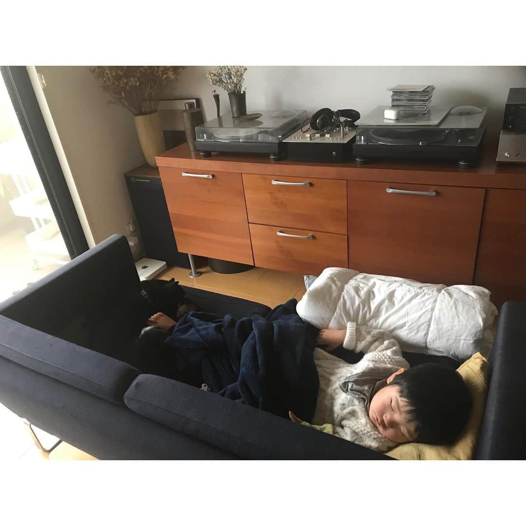 吉村民さんのインスタグラム写真 - (吉村民Instagram)「２人でお昼寝♡」1月17日 16時28分 - yoshimuratami
