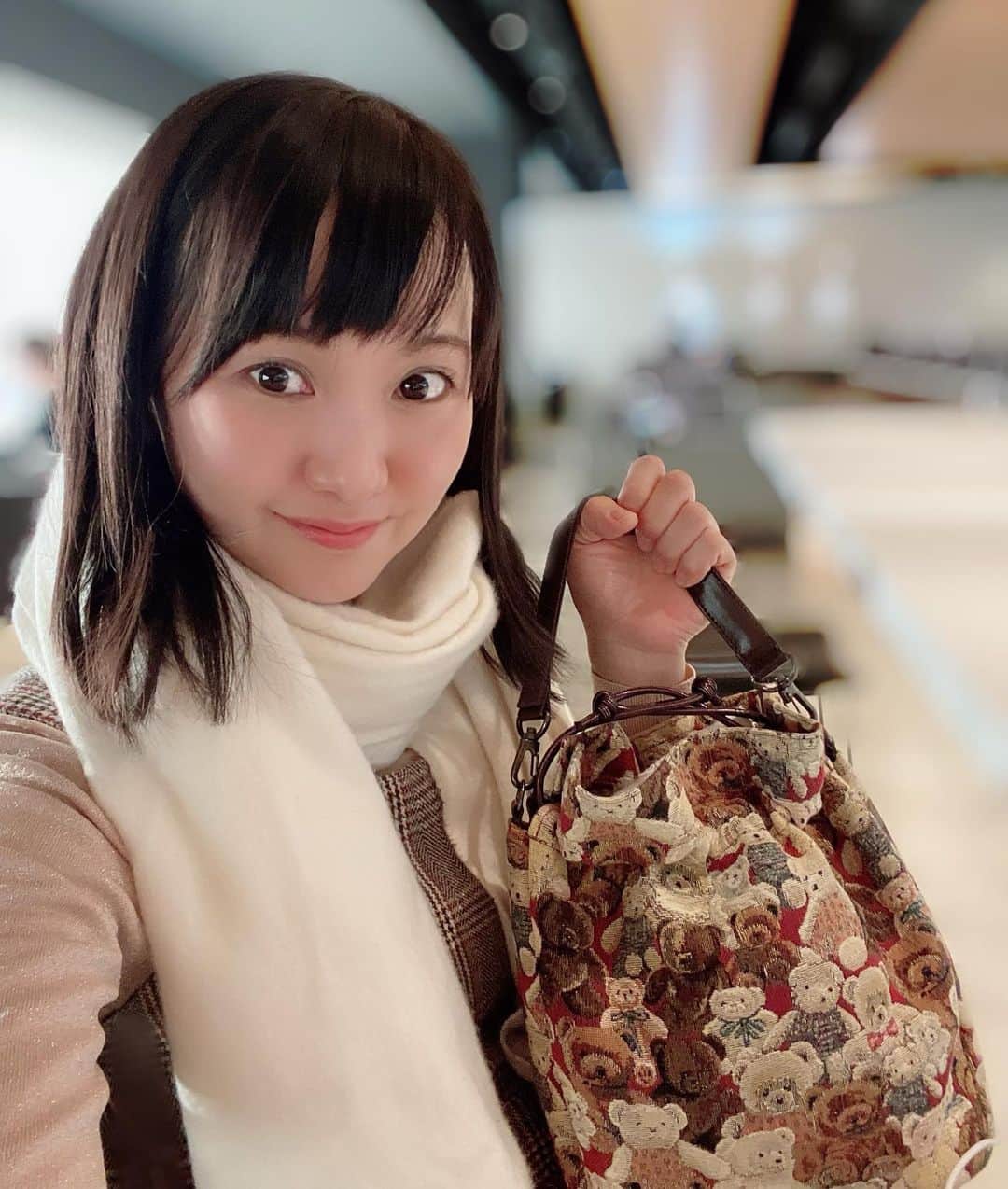 のインスタグラム：「*  ♩.:*・♪・*:.♬.:*・♩*:.♬.:*・♩・♪:.♬ 🧸💕🧸💕❤️💕🧸💕  　@yamatoya1892  ヤマト屋さんの ミニテディ　巾着👜 限定赤　❤️♥️  　👜フェチの私コレクションの中で かなり上位❤️♥️🧸  　お値段以上💓👜🧸  本当お気に入りです❤️♥️🧸  *  ♩.:*・♪・*:.♬.:*・♩*:.♬.:*・♩・♪:.♬ ＃お気に入りBAG #ヤマト屋 #izumiのお気に入りシリーズ 💓🧸 #bag」