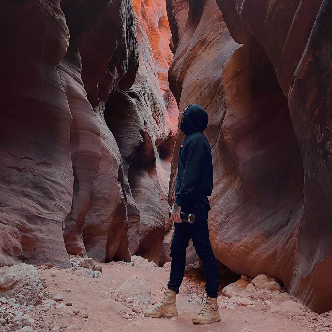 ミア・ハリファさんのインスタグラム写真 - (ミア・ハリファInstagram)「Celebrating this Viking’s birthday on Mars, because what’s more appropriate for a man that’s not from this universe? You are so pure, @robertsandberg, there isn’t anyone more ambitious, talented, or genuine as you. Thank you for always being the lighthearted breath of fresh air I need in this world, always taking Instagram photos that are oddly cropped for me, and for having the most contagious smile I’ve ever seen. Jag älksar dig, snyggyng, så mycket ♥️ can’t wait for you to wake up so we can argue about sociopathic tendencies like night swimming in the WINTER 🥺♥️」1月17日 16時29分 - miakhalifa