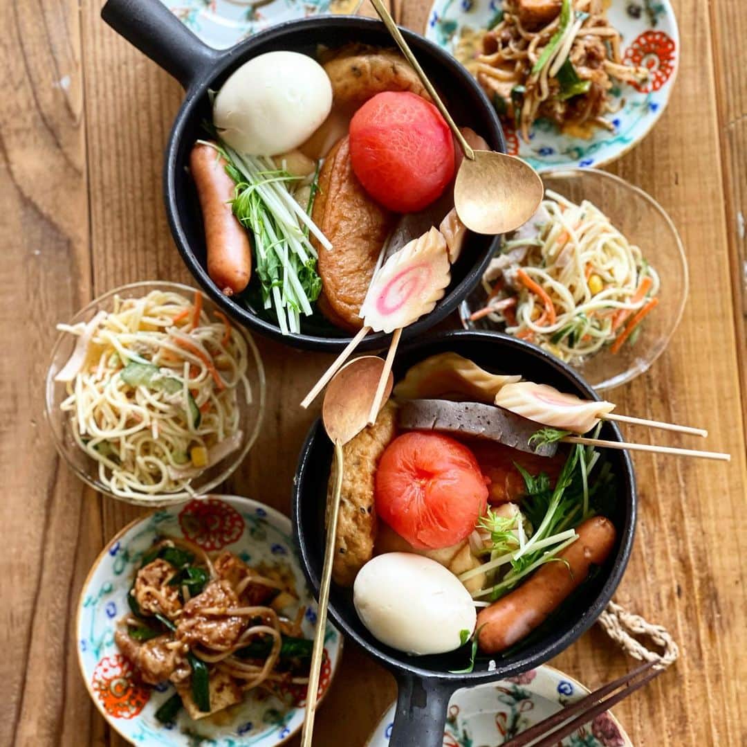 Atsukoのインスタグラム：「今日のブランチ  おでん サラスパ 厚揚げ豚ニラもやし炒め  昨日の残りのおでんでブランチ。 おでんはいつも、柚子胡椒でたべてます。 トマトは煮込むと崩れるので、食べる少し前から煮てます。 出汁で煮たトマトは美味しくて好きなので、おでん屋さんでも食べるやつ。 最近外食でおでん食べてないから久しぶりに食べに行きたいなー。」