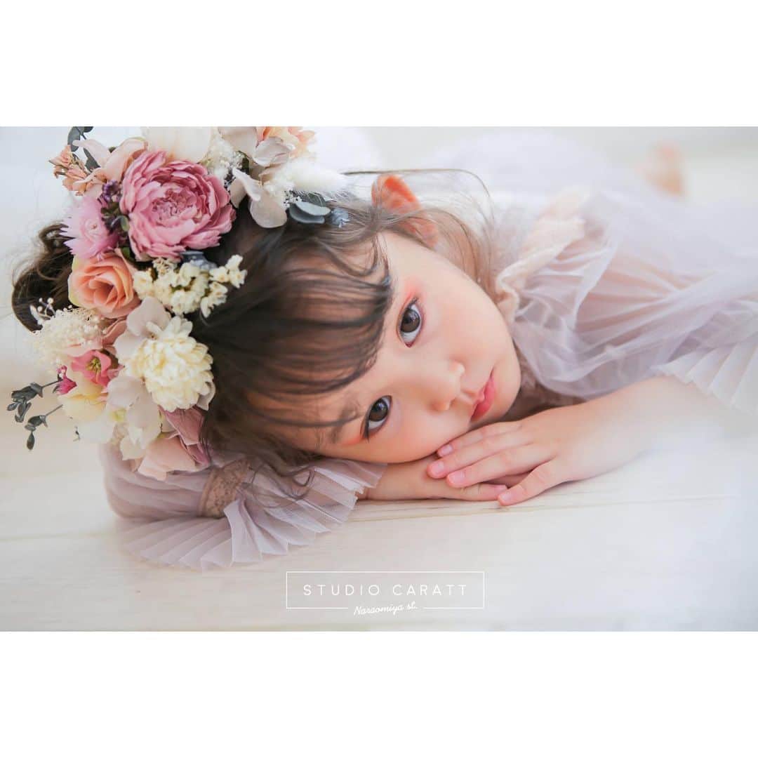スタジオキャラット奈良大宮通り店のインスタグラム：「⇨ #kids_japan_ootd ☺︎♩*＊ . . \ New Option / . .  新しいオプションが期間限定で登場☆ . 「OHANA phot」 1月18日〜3月31日 . . ヘアーにたくさんのお花アレンジ＊** お衣装に合わせてお花のコーディネートさせていただきます‼︎ . . お子様一人1着につき 平日3000円(+税) 土日祝5000円(+税) どのような撮影にも追加出来るオプションとなります♪ . . ※ヘアピン使用する為、アレンジが出来る長さと量が必要です。 . . ご予約の際は、「お花フォト希望」とお伝えください。 . . .  #スタジオキャラット奈良大宮通り店 #奈良フォトスタジオ #カメラ#スタジオ#ベビーフォト#キッズフォト#キッズスタジオ#七五三#100日祝い#お宮参りフォト #マタニティ #成人式 #753#photostudio#camera#photographer #l4l#キッズコーデ#スタジオキャラット#フォトスタジオ#写真館#奈良#奈良フォトスタジオ #写真好きな人と繋がりたい#ファインダー越しの私の世界#キッズファッション#カジュアルフォト#おしゃれフォト#自然光撮影」