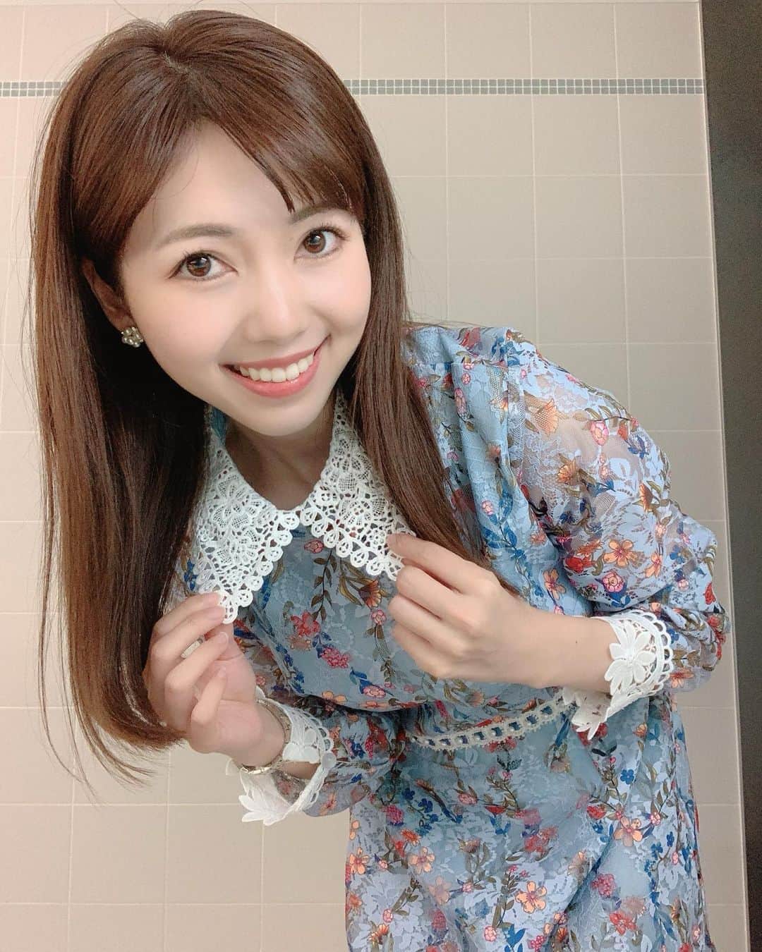 川又智菜美のインスタグラム：「👗🌸﻿ この間の衣装は、レースの襟と袖が可愛くて﻿ ラブリーな雰囲気でした☺️💕﻿ ﻿ ふと考えると、﻿ ここに行きたいから﻿ こんなお洋服欲しいな〜なんて考えることが﻿ 少なくなってしまいました😢﻿ はやくコロナが終息して﻿ 色んな楽しいおでかけ計画を﻿ たてられますように🙏﻿ ﻿ 皆さん今週もおつかれさまでした💛﻿」