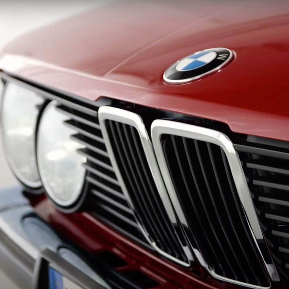 BMW Thailandさんのインスタグラム写真 - (BMW ThailandInstagram)「แม้รุ่นแรกจะขายดีแค่ไหนแต่ก็ไม่มีอะไรที่จะทำให้ BMW หยุดพัฒนา พบกับ BMW 5 Series เจเนอเรชัน 2 หรือที่รู้จักกันในนาม E28!  เริ่มจากการดีไซน์รูปลักษณ์ให้ทันสมัยยิ่งขึ้นด้วยการขยายกระจังหน้าและไฟหน้าที่สอดรับกันอย่างดี พร้อมอัพเกรดเทคโนโลยีแบบจัดเต็มกว่ารุ่นพี่ E12 ตั้งแต่การใส่ระบบเบรก ABS ระบบ Computer On-board รวมถึงหัวฉีดแบบอิเล็กทรอนิกส์  และไม่หยุดอยู่เพียงเท่านั้นเพราะ BMW ใช้เวลาเพียง 2 ปีตั้งแต่ที่เปิดตัว E28 โดยในปี ค.ศ. 1983 ยังได้ส่งตัวแรงอย่าง 524td ออกมาให้โลกได้ยลโฉมเป็นครั้งแรก กับขุมพลังดีเซลที่วิ่งได้เร็วที่สุดในโลก ณ ขณะนั้น โดยทำความเร็วไว้ที่ 180 กม./ชม. และด้วยการก้าวเป็นผู้นำอย่างไม่หยุดยั้ง ทำให้ E28 ทำลายสถิติการขายของรุ่นพี่ E12 ได้อย่างงดงาม ด้วยยอดขายจำนวนถึง 722,000 คัน!!  เตรียมพบคำตอบของการเปลี่ยนแปลงครั้งใหม่ พร้อมลุ้นเป็นเจ้าของ BMW ในราคาเพียงครึ่งล้าน!! เฉพาะผู้ที่ชม BMW Virtual Experience เท่านั้น  20 มกราคมนี้ 2 ทุ่มตรง รับชมพร้อมกันทั่วประเทศ ได้ที่ Facebook และ YouTube ของ BMW Thailand  #BMW #BMWTH #THE5 #E28 #TheBMW5SeriesHistory #BMWVirtualExperience #Areyoureadytochange #JOYisBMW #สุนทรียภาพแห่งการขับขี่」1月17日 16時44分 - bmwthailand