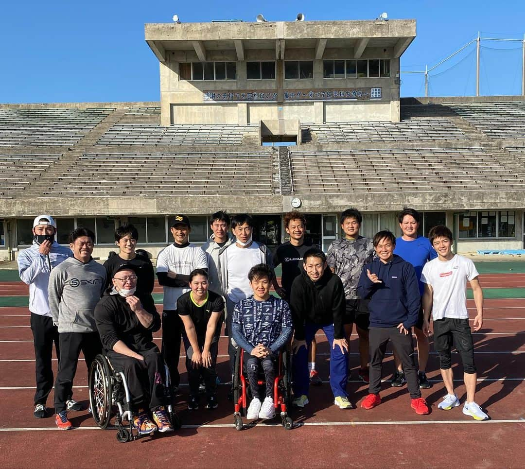 桧山進次郎さんのインスタグラム写真 - (桧山進次郎Instagram)「自主トレ仲間😁  先日まで石垣島での厳しいトレーニングをしてましたがアスリート達は其々バラバラの時間帯で練習。 でも忘れてはいけないのがずっと携わってくれているトレーナー陣は朝から晩まで選手達に付きっきり‼️  本当に感謝です‼️  皆が刺激し合い励まし合いながら目標達成できる事を願ってます。  入替時間を利用してハイポーズ👍  よ〜く考えたら現役中にグァム合宿し始めてから20年かな。わぉ〜😁  参加者 レーサー 　#脇阪寿一監督  　#関口雄飛選手 　#国本雄資選手  ＃迫 隆眞選手  ＃坂口 諒宗選手  ＃鈴木 悠太選手  ＃関口瞬選手 ゴルファー 　#若林舞衣子選手 　#乗富結選手 　#浅地洋祐選手 　#伊藤慎吾選手 　#柳澤誠司選手 　#篠優希選手 　#弓削淳詩選手 　#村尾優一選手 陸上 　#藤原未來選手 パラ陸上 　#井谷俊介選手 　#千脇貢選手 　#西勇輝選手 ボディボード 　#榎戸崇人選手 ボートレーサー 　#和田兼輔選手 トレーナー 　#仲田健トレーナー 　#福島博之トレーナー 　#小林誠トレーナー 　#大池里毅トレーナー  監督？ #桧山進次郎  #石垣島」1月17日 16時41分 - hihihihi_yan