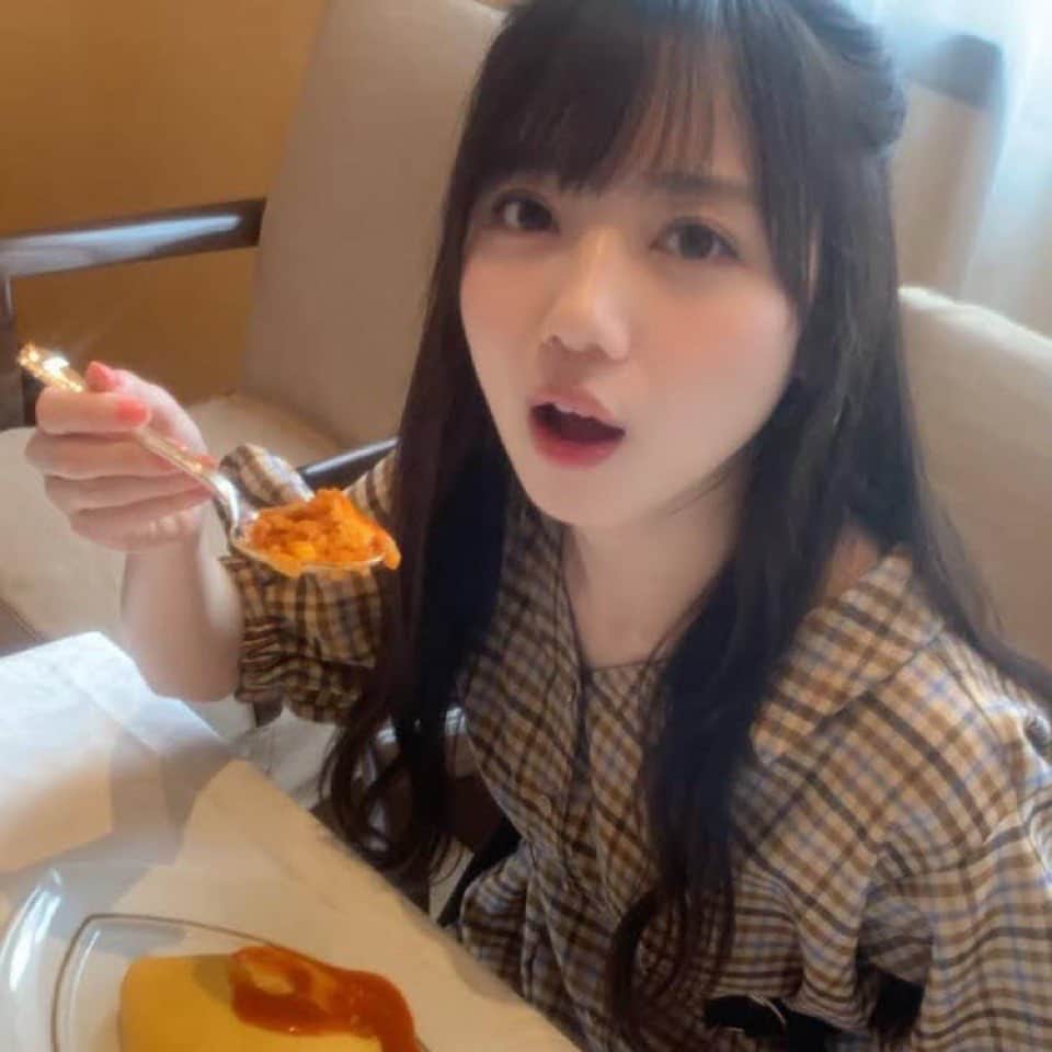 齊藤京子のインスタグラム：「【オフショット】 銀座デートのランチはオムライスを頂きました😋 このシーンは写真集の中面でもお楽しみ頂けます✨  #発売まであと2日   #齊藤京子1st写真集  #とっておきの恋人 #齊藤京子 #日向坂46 #きょんこしか勝たん  #国民的彼女 #kyonstagram 👸💕  📢ご予約はプロフィールのリンクから」