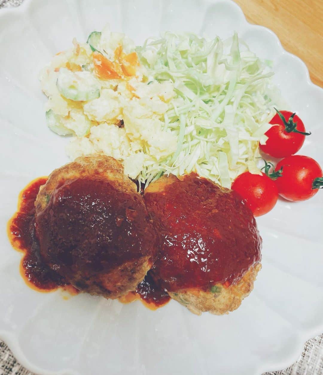 諏訪彩花のインスタグラム：「久しぶりに🍳😁✌️ この2品は得意料理…かも？笑 #ハンバーグ#ポテトサラダ」