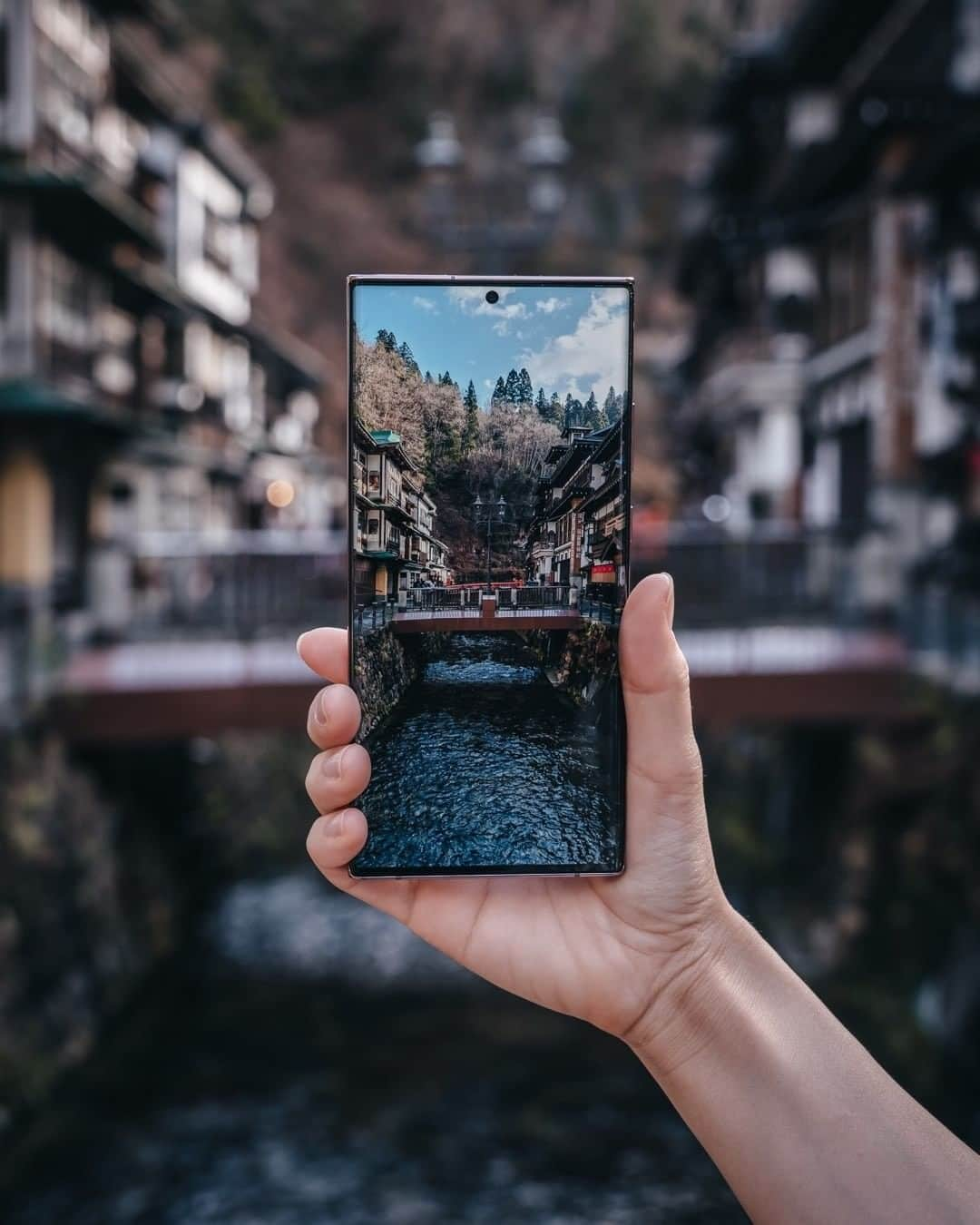 Galaxy Mobile Japanさんのインスタグラム写真 - (Galaxy Mobile JapanInstagram)「Galaxy Note20 Ultra 5G のディスプレイは、極限まで枠(ベゼル)をなくした大画面が特徴です😍写真でも動画でも圧倒的な没入感を楽しめますよ✨思い出をそのまま残すなら Galaxy のカメラで🙋 #GalaxyNote20Ultra 5G Photo by @_deepsky ※この写真は2021/1/7以前に撮影されたものです。 ・ ・ ・ #withGalaxy #Galaxy5G #ギャラクシーノート20 #GalaxyNote20 #ギャラクシー #山形 #山形県 #尾花沢 #銀山温泉 #温泉 #♨ #温泉大好き #冬景色 #冬の景色 #スマホ #スマートフォン #ガジェット好き #旅の記録 #旅の思い出 #旅の写真 #旅の必需品 #旅のお供 #日本の風景 #yamagata #obanazawa #ginzanonsen #Galaxyカメラ部 ・ 皆さんも、素敵な風景が撮れたらぜひ #Galaxyカメラ部 をつけて投稿してみてくださいね♪」1月17日 17時01分 - samsungjpn