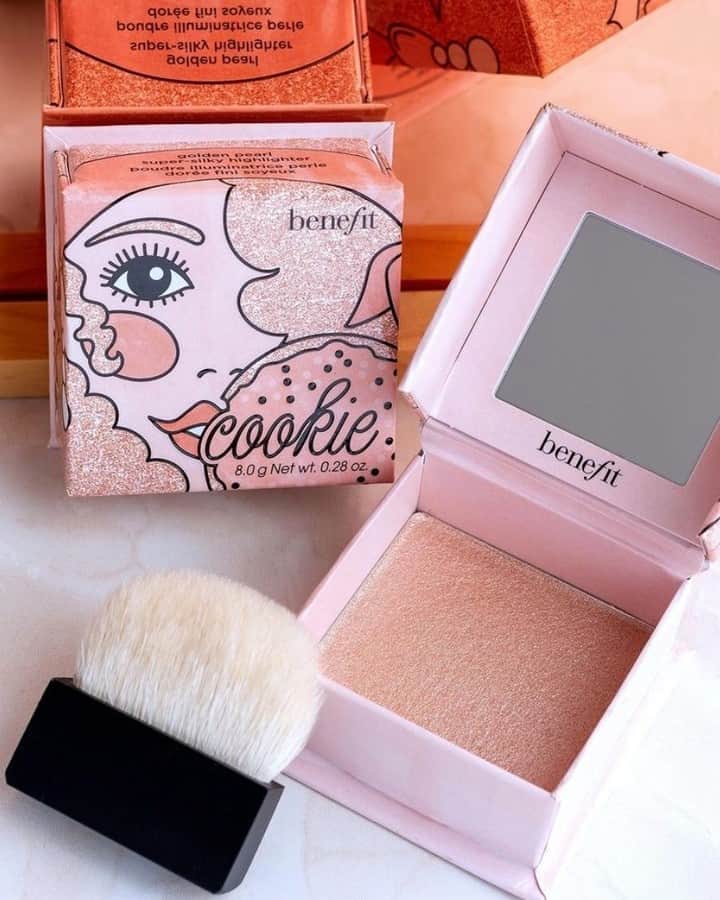 Benefit Cosmetics UKさんのインスタグラム写真 - (Benefit Cosmetics UKInstagram)「Hands up if you LOVE our Cookie highlight 🙌 This warm & toasty golden pearl powder is a treat for your cheeks ✨  📸 @gabrielle.shoots」1月17日 17時00分 - benefitcosmeticsuk