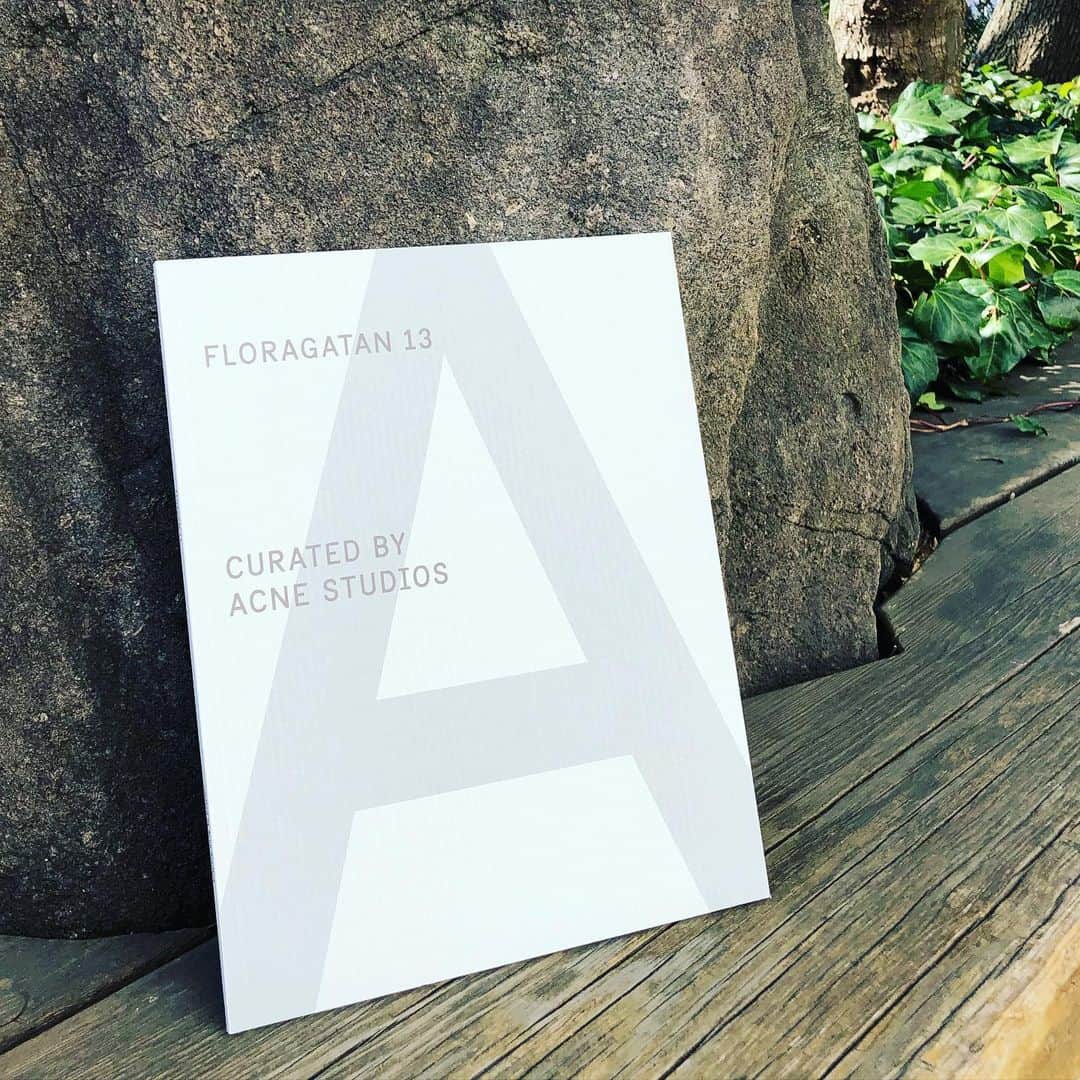 のインスタグラム：「【ACNE STUDIOSの新社屋"Floragatan 13"にフォーカスし、その建築・デザインやブランドの内部を紐解くことのできる1冊が、ベルギー発のファッション誌『A MAGAZINE』の別冊として発売】﻿ ﻿ かつてチェコ共和国の大使館として使われていた歴史的建造物「froragatan13」の建物を昨年リノベーションし、新たにファッションアトリエとしてAcne Studiosが大事にしている美学を反映させた新社屋。﻿ ﻿ 本誌ではその社屋の内部をフランスの写真家hilippe Chancelによる撮影のもとJonny Johansson(Acne Studiosのクリエイティブディレクター)などの洞察を通して、同ブランドの理念やクリエイティブが生まれるプロセスを実感することができる内容に仕上がっています。﻿ ﻿ 来たる3月には、同ブランドがかつて発行しカリスマ的人気を誇った雑誌『ACNE PAPER』の魅力をぎゅっと1冊にまとめた書籍も刊行予定。﻿ ﻿ スウェーデン発の人気ブランドの美学を覗いてみませんか。﻿ ﻿ #acnestudios #amagazinecuratedby #floragatan13 #daikanyama #daikanyamatsutaya」