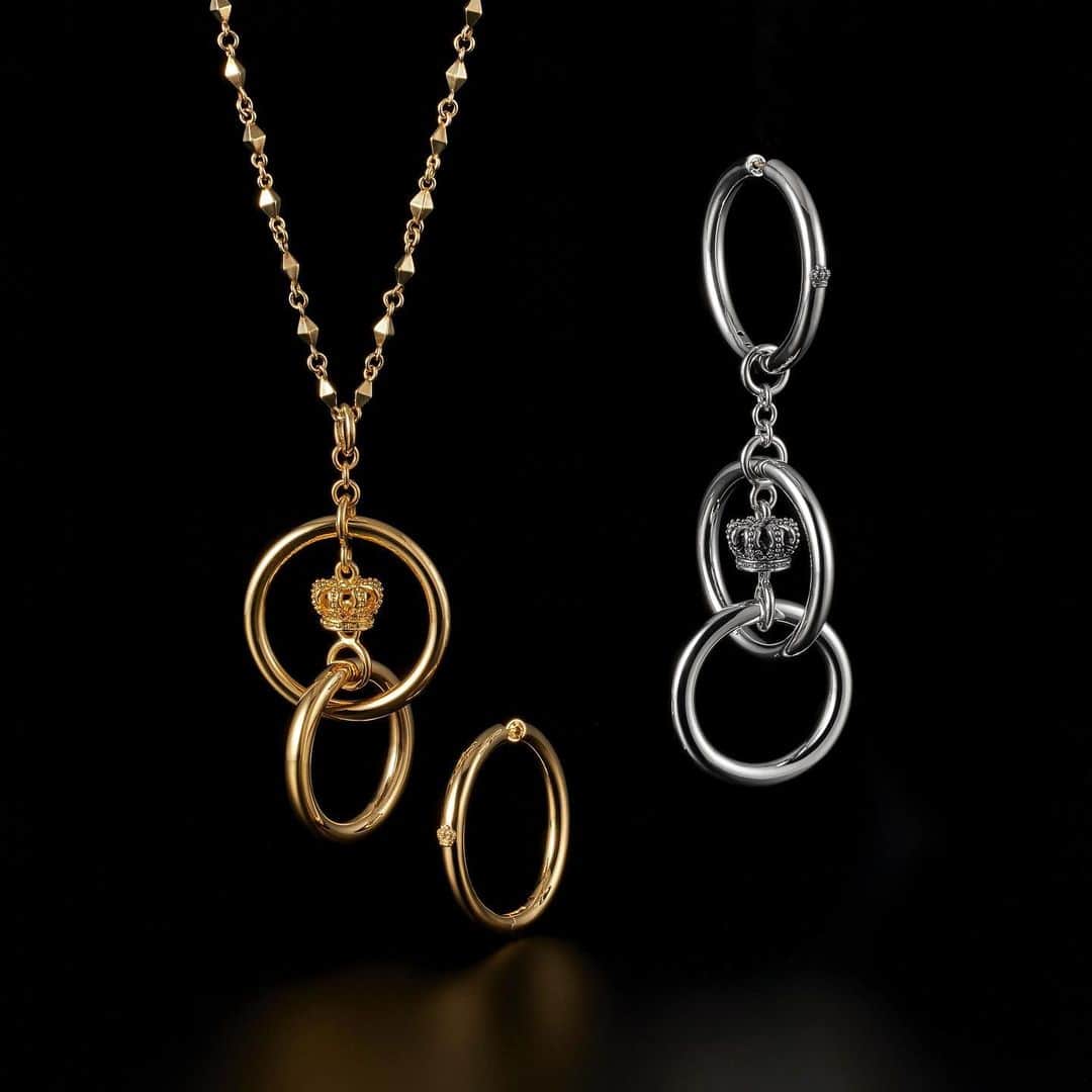 ジャスティンデイビスのインスタグラム：「“TRIPLE JOY” Earring ⠀ 耳に負担なくつけられるようにパイプ状に軽く製作した大ぶりのピアス、 フープのみのスタイル またフープを外すとペンダントとしてコーディネート可能な 3wayで楽しめるトリプルジョイピアス ⠀ #justindavis  #ジャスティンデイビス」