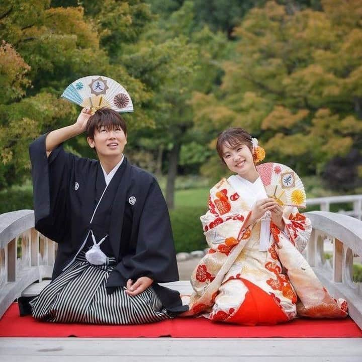 ラヴィ•ファクトリーさんのインスタグラム写真 - (ラヴィ•ファクトリーInstagram)「【写真で叶える結婚式】 . こちらのお写真は @gonta5656 さんから リグラムさせていただきました✨ 素敵なお写真をありがとうございます！ . お写真からおふたりの仲の良さが伝わります◎ 自然を感じるロケーションの中、 お茶目なショットがとっても素敵ですよね* —————— ラヴィファクトリー大阪: @osaka_laviephotography  AREA:JAPAN,OSAKA —————— @laviefactoryをフォローして #laviefactory #ラヴィファクトリー のハッシュタグをつけて お写真を投稿してみてくださいね✳︎ . こちらの公式IG（@laviefactory） で取り上げさせていただきます✨ #wedding#weddingphotography #ラヴィファクトリー #laviefactory #photo #生きる写真 #ハートのある写真 #instawedding #結婚写真 #ウェディング #ウェディングフォト #撮影指示書 #ロケーションフォト #前撮り #プレ花嫁 #結婚準備 #写真好きな人と繋がりたい #フォトウェディング #卒花 #前撮り #後撮り #ウェディングニュース #プラコレ #和装フォト #和装前撮り #扇子プロップス #色打掛 #和婚」1月17日 17時05分 - laviefactory