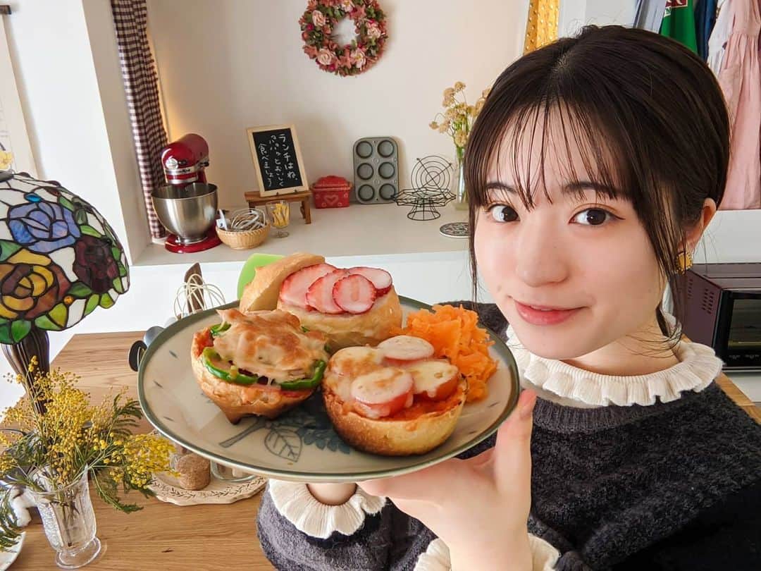 はるあんのインスタグラム：「とある日のお昼ごはん！ ピザパンといちご練乳パンです🍓  おいしいお昼ごはんが食べれると その日の午後も頑張れますよね〜✨  この日はサクッと温めるだけの冷凍パン、 「FAMILK!!」のパンと付属のおいしい練乳で作りましたよ♪  YouTubeではこの日も合わせて3日間のお昼ごはん動画を作ってみました〜。 そちらもぜひみてね！  #FAMILK #ファミルク #PR #はるあん料理部 #ランチ #おうちごはん」