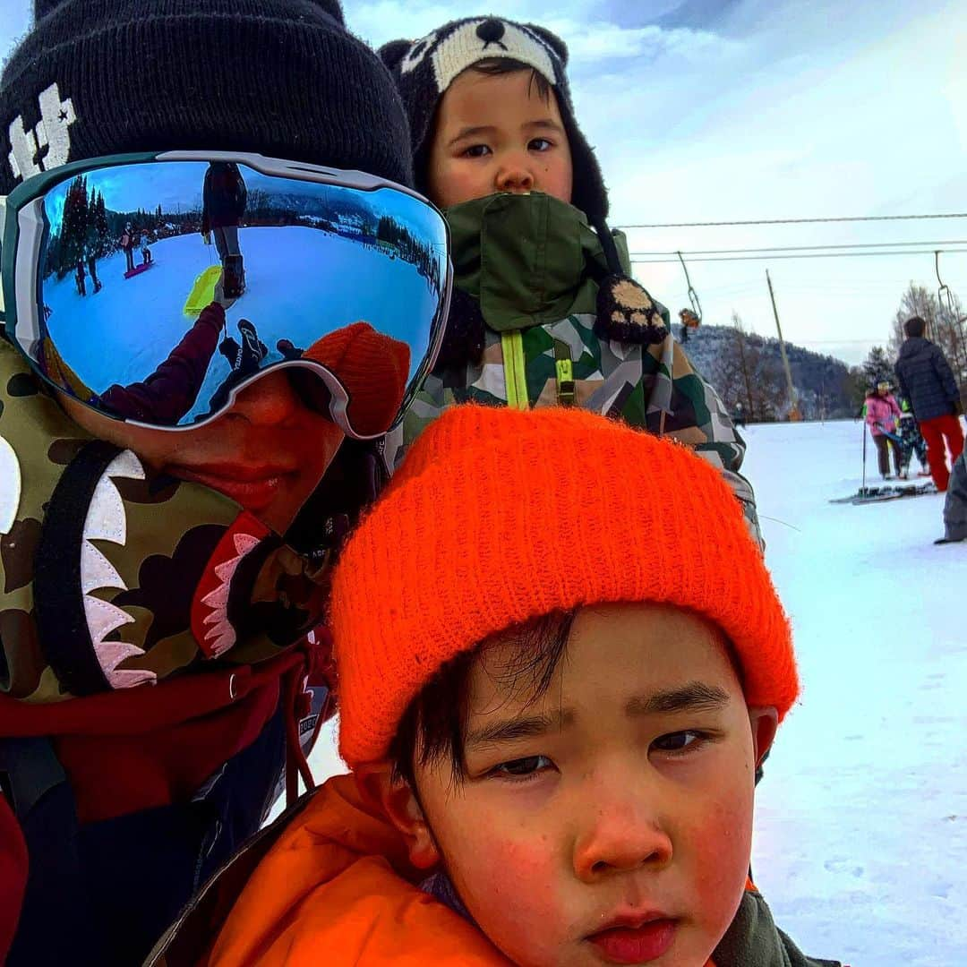 竹内択さんのインスタグラム写真 - (竹内択Instagram)「Shark eats bear🧸🦈💥 #sharkhoodie #abathingape #oakley #ttselections #mysons #dan #toki #ski #noskinolife #skijumping #skijumpingfamily #チームタク #スキージャンプ #teamtaku #チムタク #skijumping #skijumpingfamily #nagano #長野 #takutakeuchi #竹内択」1月17日 17時07分 - taqtakeuchi