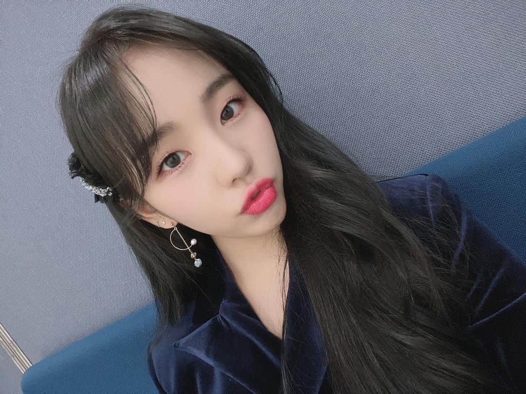 ペク・アヨンのインスタグラム：「마지막이라 아쉬운 #인기가요  모두 고생 많으셨습니다아😭👏🏻💙」