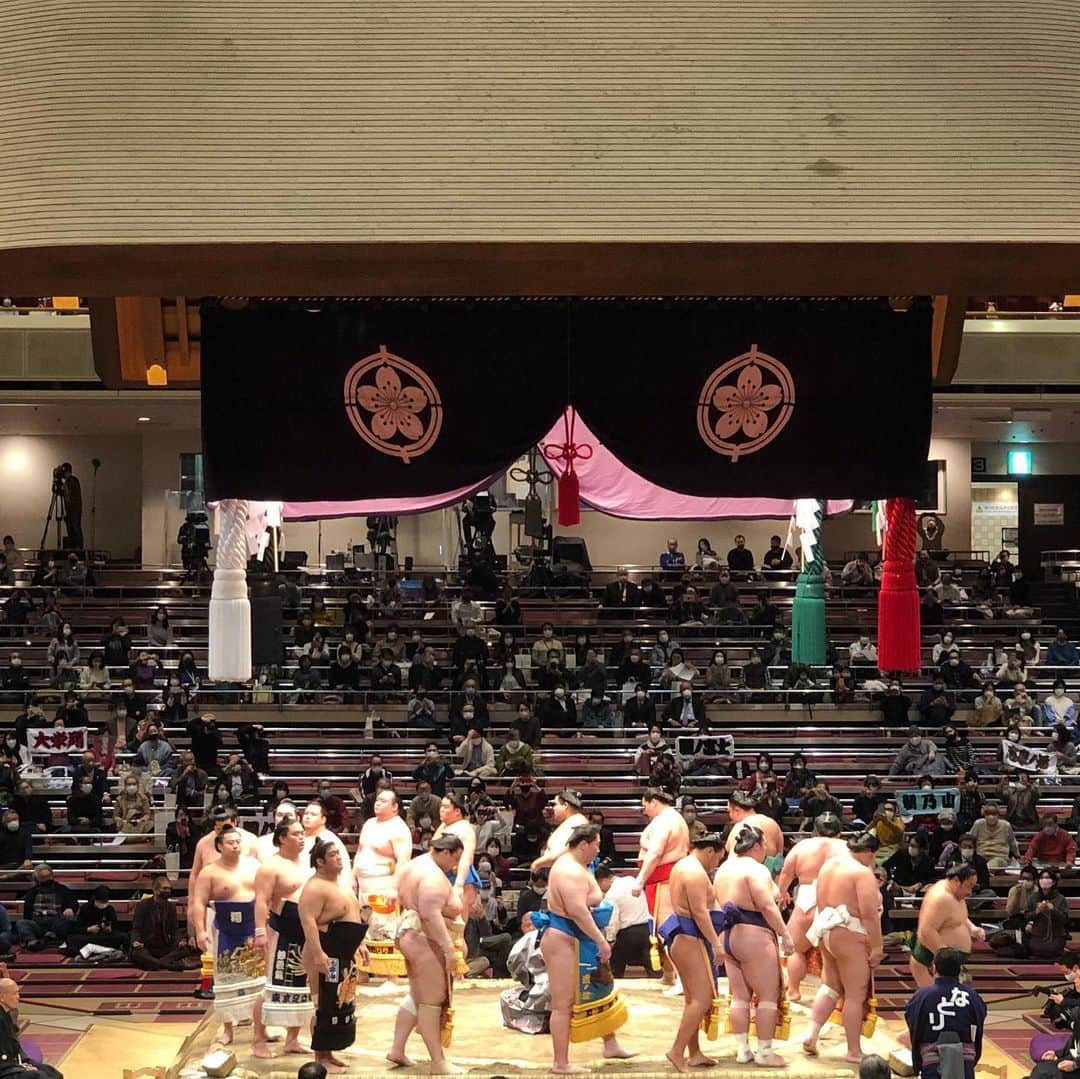 内田恭子さんのインスタグラム写真 - (内田恭子Instagram)「今年初の大相撲。三密にならない対策も徹底してますら、横綱不在で寂しいけれど、その分若手力士たちに注目。ボク解説で楽しませていただきました。  #大相撲初場所 #大相撲　#三密回避 #内田恭子 #kyokouchida」1月17日 17時09分 - kyoko.uchida.official