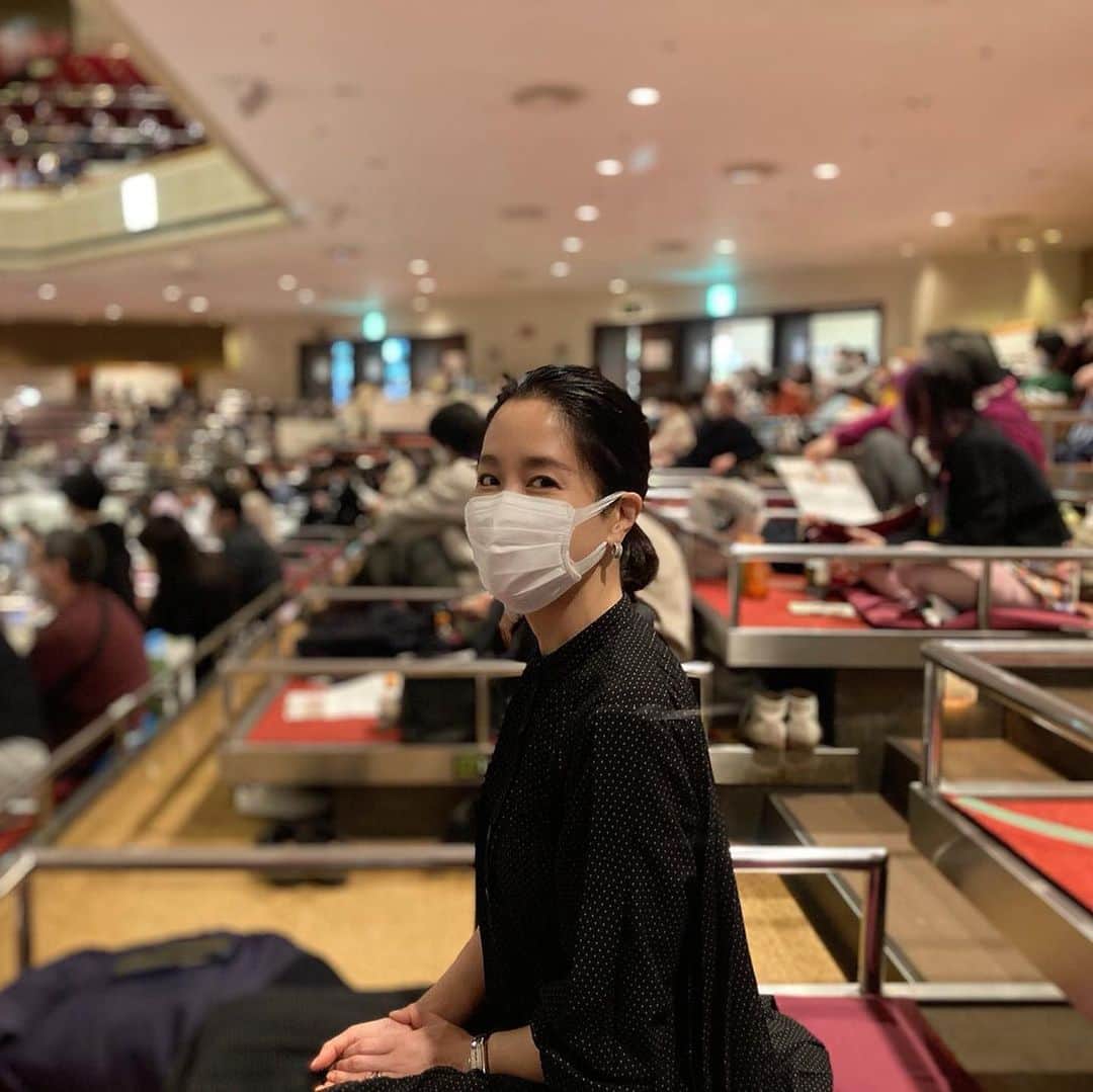 内田恭子さんのインスタグラム写真 - (内田恭子Instagram)「今年初の大相撲。三密にならない対策も徹底してますら、横綱不在で寂しいけれど、その分若手力士たちに注目。ボク解説で楽しませていただきました。  #大相撲初場所 #大相撲　#三密回避 #内田恭子 #kyokouchida」1月17日 17時09分 - kyoko.uchida.official
