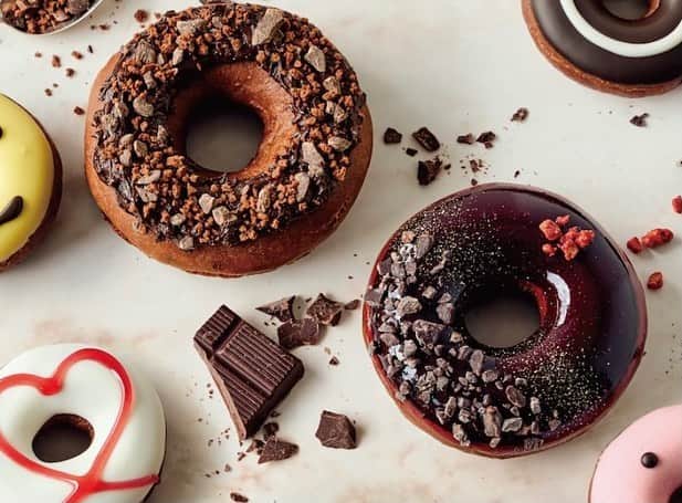 VOGUE GIRL JAPANのインスタグラム：「クリスピー・クリーム・ドーナツでは、バレンタインシーズン限定ドーナツを販売中🍩 期間限定で登場したのは「メルティ クランチ チョコ」と「ストロベリー グロッシー チョコ」の2種！チョコ生地×チョコトッピングのドーナツは、チョコレート好きにはたまらない😋🍫 限定ドーナツを含めた6種類を詰め合わせた「おすすめダズン（12個）」も必見です💚  #krispykremedoughnuts #valentines #クリスピークリームドーナツ #voguegirl」