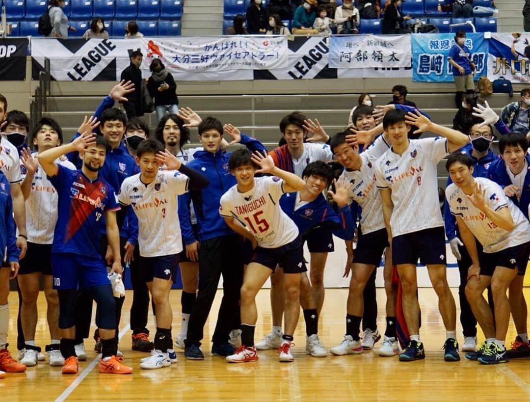 平田亮介さんのインスタグラム写真 - (平田亮介Instagram)「年明け初のリーグ戦2連勝する事が出来ました👏👏 応援ありがとうございました😊  そしてたちさんVリーグ通算230試合出場達成おめでとうございます🎉㊗️  #Vリーグ #橘裕也 #230試合出場  #tachisan230  凄すぎ。。🥺👏」1月17日 17時19分 - ryosukehirata