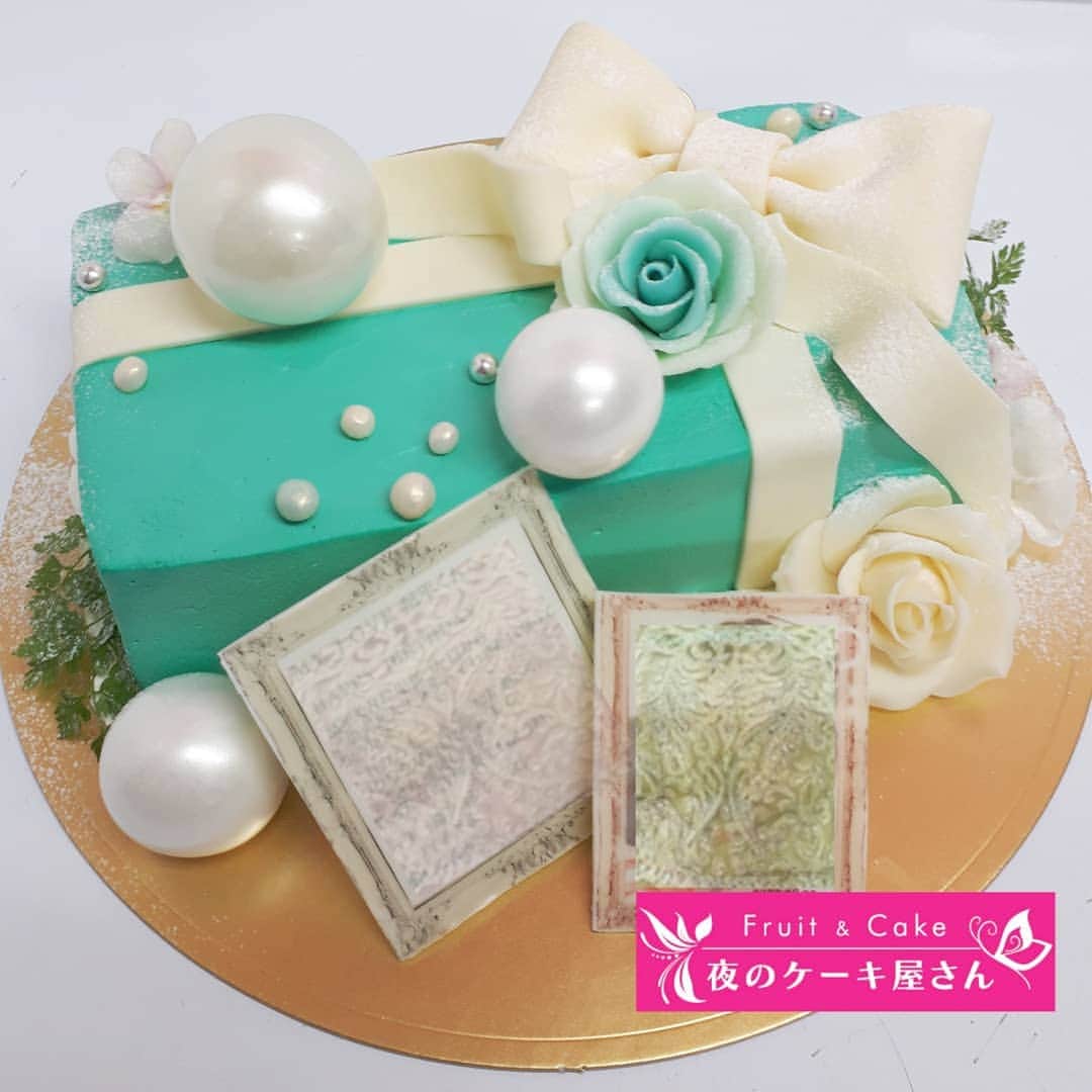 夜のケーキ屋さん♥Juli　(エディブルフラワー協会) さんのインスタグラム写真 - (夜のケーキ屋さん♥Juli　(エディブルフラワー協会) Instagram)「前回投稿したプロポーズケーキの反響たくさん😳💒💓 : 連日コロナのニュースがたくさんですが、暗いニュースばかりでなく、日々の幸せを大切に前向きに暮らしていきたいですね😌💕 : 彼からのNONYさんへのプロポーズ大成功ということで、 今度はNONYさんリクエストで、おふたりだけのウェディングケーキを💒💗 お互いを想いあってるお二人に、いつも温かい幸せをお裾分けしてもらってます😚 : 挙式はすぐには出来ないかもってことで、まずはふたりでおうちでお祝いするためのウェディングケーキをリクエストいただいて💕お作りしました💗 白いケーキに、エディブルフラワーをたくさん飾って…🌿 : 過去におふたりで食べるために頼んでいただいたケーキも投稿しました💕 スワイプしてくださいね↔ : 最後の写真はクリスマスプレゼントのジュエリー💎✨嬉しい😭✨ 私の写真が下手すぎるので、NONYさんのジュエリーのInstagram見てください💎💕 @jewelilytokyo 愛に溢れたオーダーメイドのジュエリーで、TVや雑誌でも話題～😳💓 : : #jewelilytokyo #夜のケーキ屋さん」1月17日 17時21分 - juli_sasa