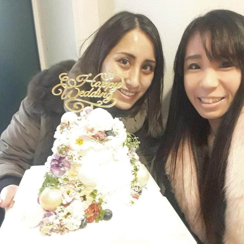 夜のケーキ屋さん♥Juli　(エディブルフラワー協会) さんのインスタグラム写真 - (夜のケーキ屋さん♥Juli　(エディブルフラワー協会) Instagram)「前回投稿したプロポーズケーキの反響たくさん😳💒💓 : 連日コロナのニュースがたくさんですが、暗いニュースばかりでなく、日々の幸せを大切に前向きに暮らしていきたいですね😌💕 : 彼からのNONYさんへのプロポーズ大成功ということで、 今度はNONYさんリクエストで、おふたりだけのウェディングケーキを💒💗 お互いを想いあってるお二人に、いつも温かい幸せをお裾分けしてもらってます😚 : 挙式はすぐには出来ないかもってことで、まずはふたりでおうちでお祝いするためのウェディングケーキをリクエストいただいて💕お作りしました💗 白いケーキに、エディブルフラワーをたくさん飾って…🌿 : 過去におふたりで食べるために頼んでいただいたケーキも投稿しました💕 スワイプしてくださいね↔ : 最後の写真はクリスマスプレゼントのジュエリー💎✨嬉しい😭✨ 私の写真が下手すぎるので、NONYさんのジュエリーのInstagram見てください💎💕 @jewelilytokyo 愛に溢れたオーダーメイドのジュエリーで、TVや雑誌でも話題～😳💓 : : #jewelilytokyo #夜のケーキ屋さん」1月17日 17時21分 - juli_sasa