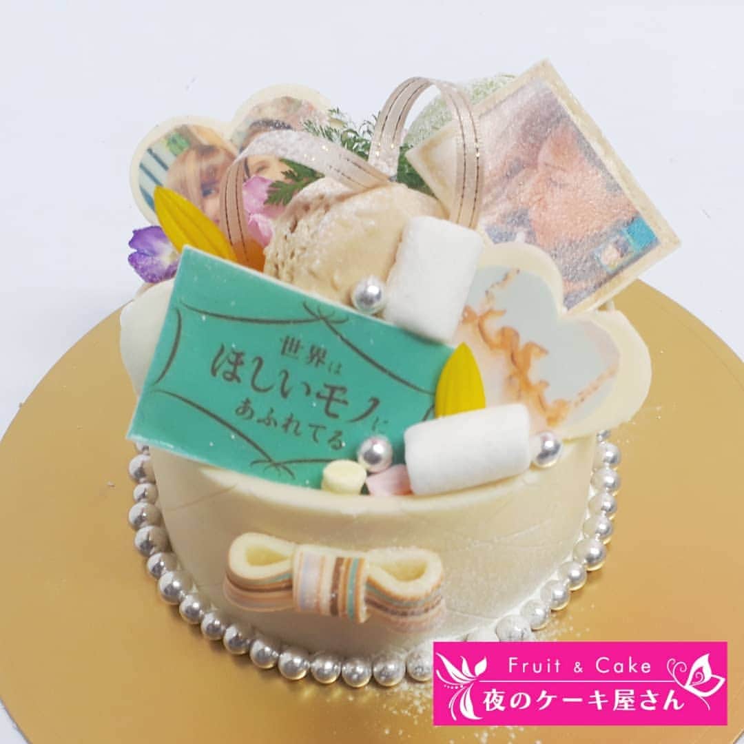 夜のケーキ屋さん♥Juli　(エディブルフラワー協会) さんのインスタグラム写真 - (夜のケーキ屋さん♥Juli　(エディブルフラワー協会) Instagram)「前回投稿したプロポーズケーキの反響たくさん😳💒💓 : 連日コロナのニュースがたくさんですが、暗いニュースばかりでなく、日々の幸せを大切に前向きに暮らしていきたいですね😌💕 : 彼からのNONYさんへのプロポーズ大成功ということで、 今度はNONYさんリクエストで、おふたりだけのウェディングケーキを💒💗 お互いを想いあってるお二人に、いつも温かい幸せをお裾分けしてもらってます😚 : 挙式はすぐには出来ないかもってことで、まずはふたりでおうちでお祝いするためのウェディングケーキをリクエストいただいて💕お作りしました💗 白いケーキに、エディブルフラワーをたくさん飾って…🌿 : 過去におふたりで食べるために頼んでいただいたケーキも投稿しました💕 スワイプしてくださいね↔ : 最後の写真はクリスマスプレゼントのジュエリー💎✨嬉しい😭✨ 私の写真が下手すぎるので、NONYさんのジュエリーのInstagram見てください💎💕 @jewelilytokyo 愛に溢れたオーダーメイドのジュエリーで、TVや雑誌でも話題～😳💓 : : #jewelilytokyo #夜のケーキ屋さん」1月17日 17時21分 - juli_sasa