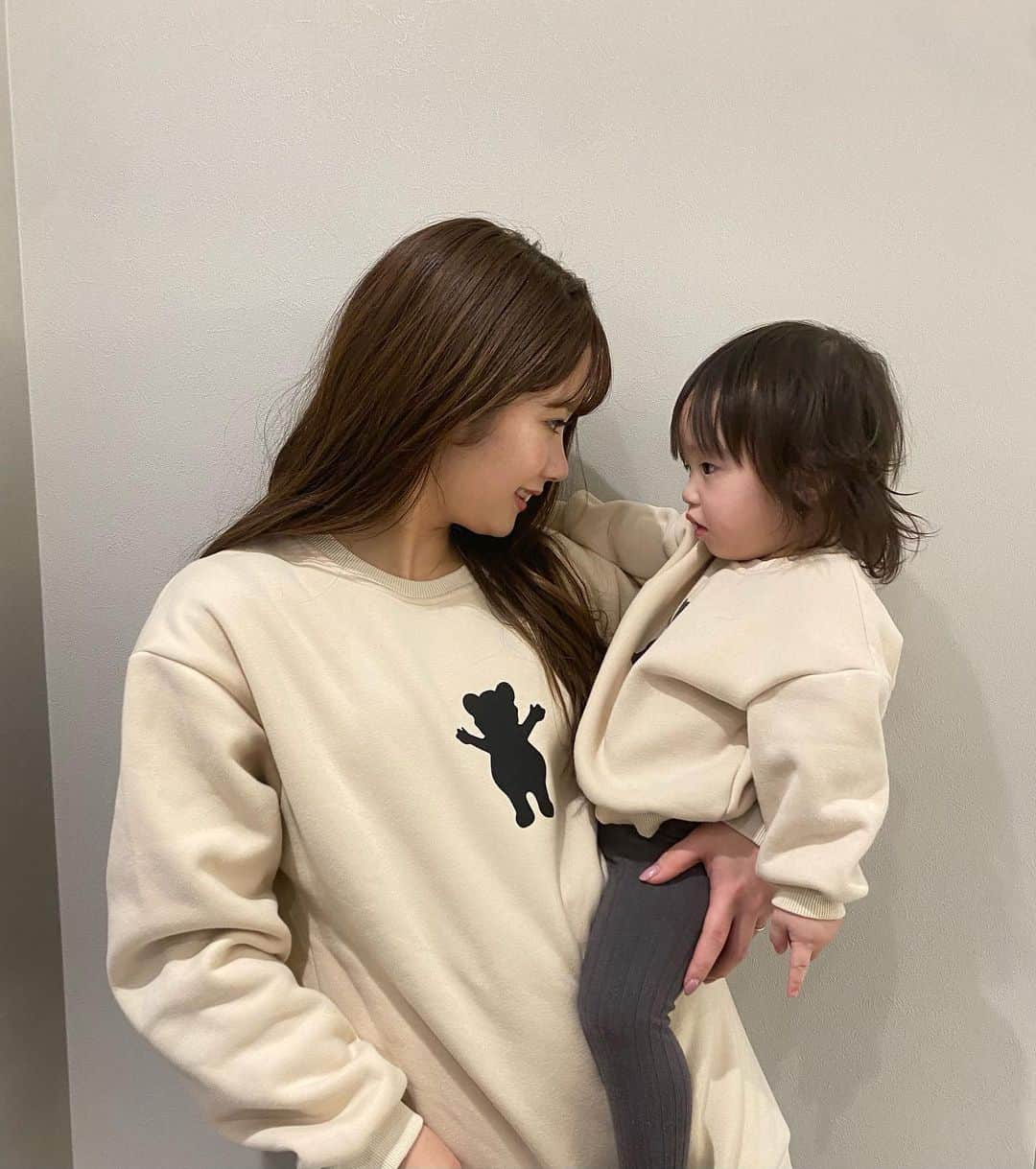 畠中清羅 のインスタグラム：「_  お揃いのトレーナー🤍 普段は色味合わせる程度のリンクコーデが 多いけどたまにはね🙋‍♀️  10キロになった娘ちゃんを抱えるのは 一苦労。お疲れ様です。全お母様、お父様🤣🙏  @shop.pikka」
