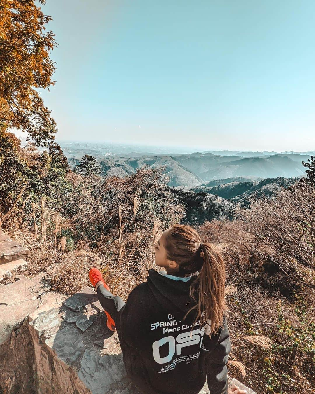 福井仁美さんのインスタグラム写真 - (福井仁美Instagram)「Weekend hike👣  PC作業ばかりで運動不足気味なので、週末の朝はひさびさのハイキング⛰  おにぎりと唐揚げ持って、たくさを太陽浴びて、近場だったけど外の空気たくさん吸えた幸せ🤍  #googlepixel5 のカメラにしてから画質が更に良い！  #weekend #hike #pixelで撮影 #teampixel #googleのスマホ」1月17日 17時31分 - hitton28