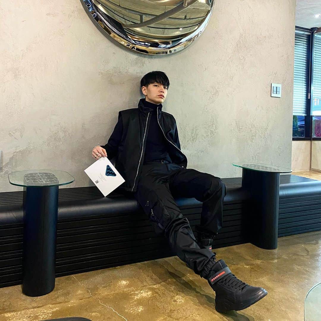 サイモンD のインスタグラム：「미우치아 프라다와 라프 시먼스의 첫 FW 21 패션쇼 내랑 보러 갈래 말래? @prada #PradaFW21」