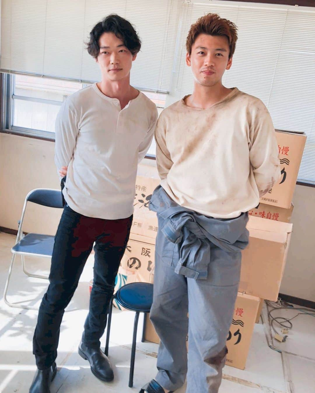 君と世界が終わる日に【公式】さんのインスタグラム写真 - (君と世界が終わる日に【公式】Instagram)「#きみセカ 📣第1話まで #あと5️⃣時間‼️  響(#竹内涼真)&等々力(#笠松将) 高校の同級生だった2人は 過去に何かがあったようで…  #役の上では少しギクシャク？ #でも普段はとっても仲良しです☺️  #君と世界が終わる日に #今夜10時30分スタート #噛まれたら終わり🧟‍♂️」1月17日 17時33分 - kimiseka_ntv