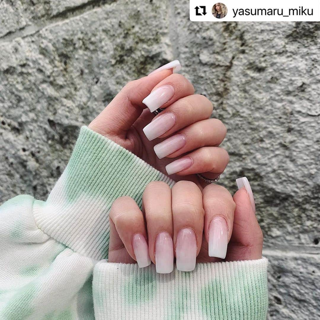 EGOIST STAFFさんのインスタグラム写真 - (EGOIST STAFFInstagram)「#Repost @yasumaru_miku with @make_repost ・・・ ・ ・ ・ New nail💅 ・ ガッツリスクエアが大好き💕 どんなコーデでも合わせれやすいように ホワイトのグラデーション😊 ・ ・ ・ #newnails💅  #ホワイトネイル#スクエアネイル #SSネイル#春ネイル」1月17日 17時33分 - egoist_snap