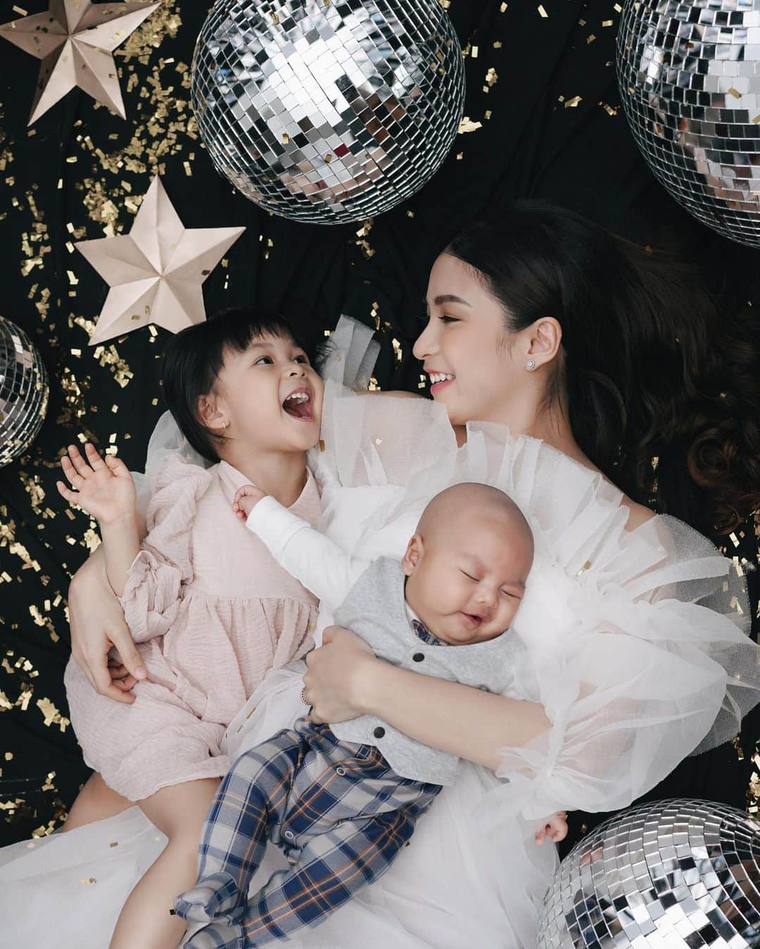 チェルシー・オリビアのインスタグラム：「I am a proud mother of two awesome angels.. Photo @bennylims @juniapics Stylist @nathashaprisca Make up @kunsoomakeupartist Hairdo @ade_ragil_hairdo Glenn’s suit @agusslim Chelsea’s dress @stellarissa @stellarissabride Nastusha’s dress @kakapofficial  Props Decoration @rustyproject  #juniafamily #juniacandid」