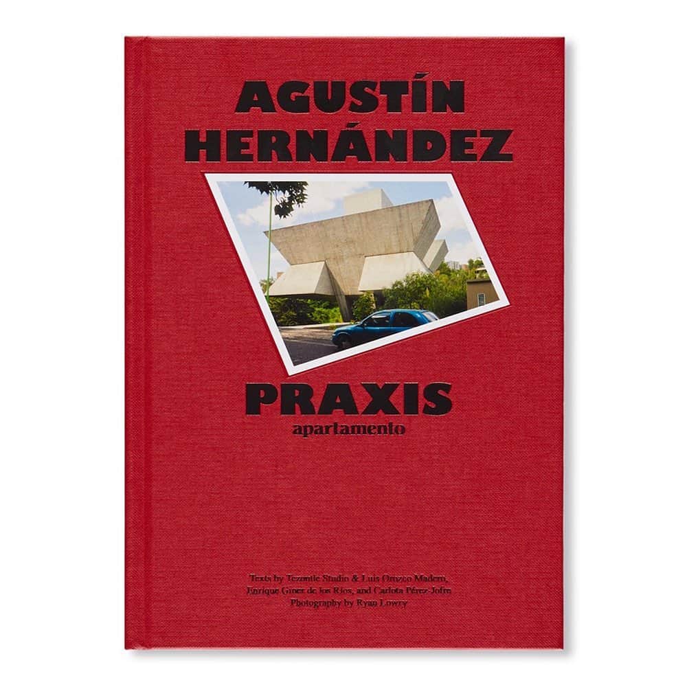 Sisterさんのインスタグラム写真 - (SisterInstagram)「PRAXIS by Agustín Hernández ¥5,000 (+tax)  メキシコ人建築家、アグスティン・エルナンデスの作品集。 「メキシコでは、独立戦争が終わって初めて先住民の芸術が返り咲いた。スペイン王室が撤退したことで、初めてメキシカンアート精神が長い間蔑ろにされてきた過去を振り返ることになり、その素晴らしさに驚嘆した。それ以来メキシコの画家や作家、建築家たちは自分たちの祖先の芸術にインスピレーションを求めるようになった。メキシコのモダニズムと壁画運動は、スペインによる征服以前の芸術と最先端の感性をブレンドすることによってメキシコという国家のアイデンティティを作り上げようとした。この大きな流れの支流からアグスティン・エルナンデス（Agustín Hernández）が登場したのである」 ―Tezontle Studio & Luis Orozco Madero インテリア雑誌「apartamento」が敬愛する建築家と彼らの建てた邸宅、その裏にあるストーリーに焦点を当てるシリーズの第四弾。1924年生まれの作者は、モダニスト的な考え方とメキシコの過去に対する誇りの回帰が融合した時期に円熟期を迎えた建築家である。コロンブスのアメリカ発見以前の文明の象徴、神話、都市計画の原理を組み合わせ、威風堂々たる建造物を作るという建築運動の先頭を切った。現代におけるマヤ族の儀式の場として設計した陸軍士官学校から、姉に依頼されて田舎に建てた蛇の象徴性をデザインに取り入れた瞑想センター、1975年に自らの為に建てたスタジオ兼自宅の『Praxis』まで、現代の視点から見ても前衛的な作品を多数残している。幾何学的なデザインのツリーハウスは、今もなおメキシコシティのボスケス・デ・ラス・ロマス地区に聳え立っている。本書に収められた写真は、アメリカ人フォトグラファー、ライアン・ローリー（Ryan Lowry）が撮り下ろし、メキシコのアート & 建築スタジオ「Tezontle Studio」とメキシコ人アーティスト、ルイス・オロスコ・マデロ（Luis Orozco Madero）、メキシコのギャラリー「TRAVESÍA CUATRO」のセールスディレクターでありキュレーターのカルロッタ・ペレス＝ジョフレ（Carlota Pérez-Jofre）、エンリケ・ヒネール・デ・ロス・リオス（Enrique Giner de los Ríos）が寄稿を寄せている。   hardcover 88 pages 170 x 240 mm  color 2020  #twelvebooks #agustinhernandez #artbook」1月17日 17時46分 - sister_tokyo