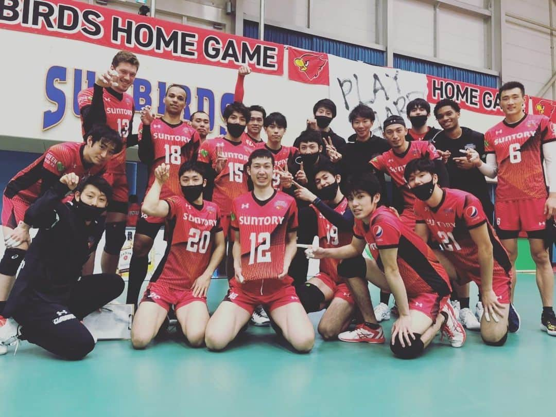 大宅真樹さんのインスタグラム写真 - (大宅真樹Instagram)「2021年Vリーグスタートしました🤩 2連勝でいいスタート切れました‼︎  バレーボールを思い切りやれる幸せを噛み締めながらの試合でとても楽しかったです🤩🤩  リモートにはなりましたが、ファンの皆様に僕らの姿をお届けできたこと嬉しく思ってます！  これからもサントリーサンバーズに熱い熱いご声援よろしくお願いします。  #サントリーサンバーズ  #11勝目 #12勝目 ##underarmour #zamst」1月17日 17時45分 - ma_kn9