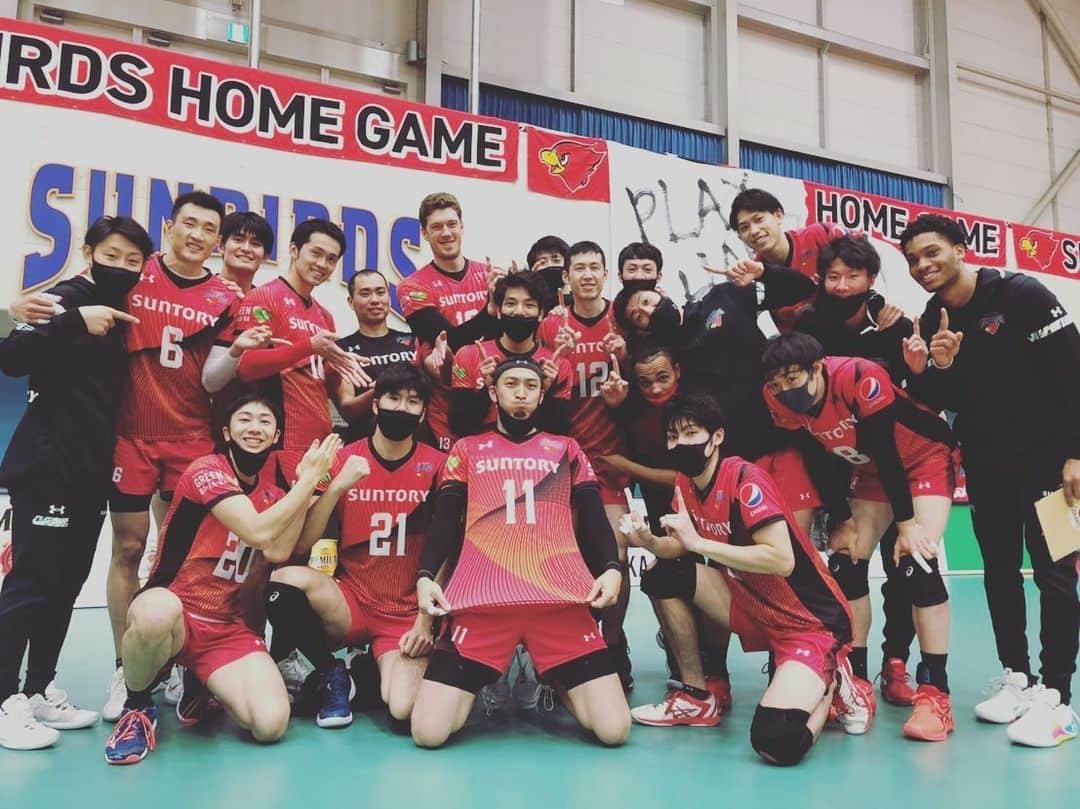 大宅真樹さんのインスタグラム写真 - (大宅真樹Instagram)「2021年Vリーグスタートしました🤩 2連勝でいいスタート切れました‼︎  バレーボールを思い切りやれる幸せを噛み締めながらの試合でとても楽しかったです🤩🤩  リモートにはなりましたが、ファンの皆様に僕らの姿をお届けできたこと嬉しく思ってます！  これからもサントリーサンバーズに熱い熱いご声援よろしくお願いします。  #サントリーサンバーズ  #11勝目 #12勝目 ##underarmour #zamst」1月17日 17時45分 - ma_kn9