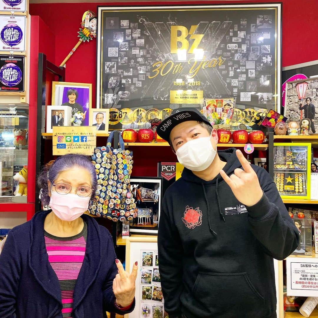 ハロー植田のインスタグラム：「イナバ化粧品店に新年のご挨拶に✨稲葉さんのお母さんもいつもお元気です😊お店のインスタライブ観ていただいた皆さんARIGATOございます📱皆さん今年もコロナに負けず元気にいきましょう💪 ♪冗談をとばしながらも〜（B’z『RUN』より） #イナバ化粧品店 #ハロー植田 #bz」