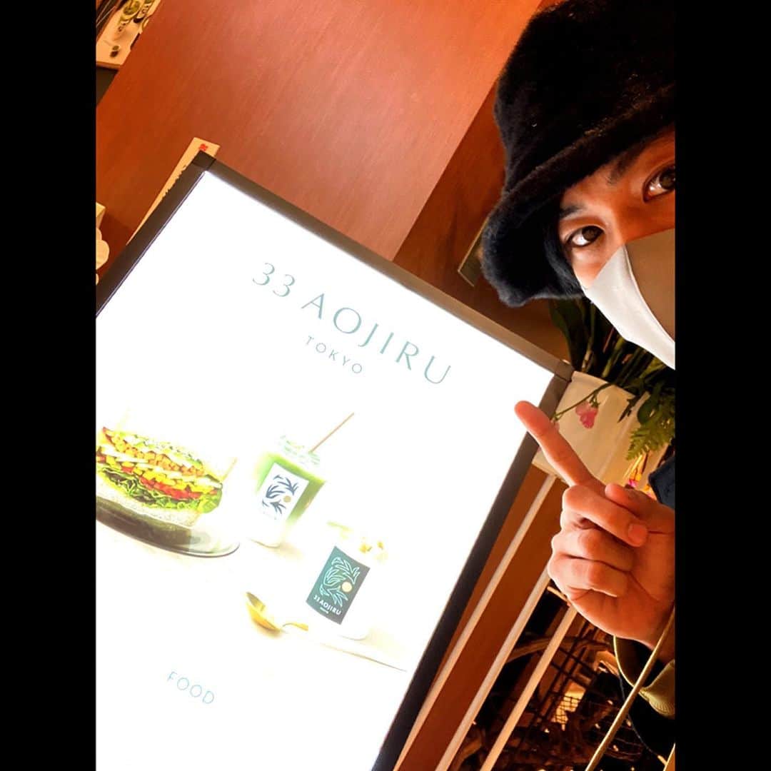 馬場良馬さんのインスタグラム写真 - (馬場良馬Instagram)「1月16日に東京ミッドタウンにてオープンした『33 AOJIRU TOKYO』さんにお邪魔させていただきました。  そうです！！  福岡にて玉城とお邪魔させていただいた、 あの『アサヒ緑健』さんプロデュースの青汁カフェの東京店舗でございます！！！  カフェメニューもめちゃめちゃ充実していて、 何を頼もうか迷ってしまった結果、 『青汁ストロベリーレモンスカッシュ』に、 店員さん真心たっぷりの『ベジタブルサンド』、 そして今回1番心を掴まれた、 分厚いハムのパテがめっちゃ存在感を出しながらも、 ピクルスの酸味や野菜が程よく融合し、 そして何と言っても青汁を混ぜ合わせたバターが味をまとめてくれていた、 『シャルキュトリー&ザワークラフトバーガー』  ちょっと憶えづらい名前ですが、笑 めっちゃ美味しくて大満足でした！！  まだまだコロナ禍でもあり、 色々と気をつけなくてはいけない時期ではありますが、 カフェも細心の注意をされていましたし、 お近くにお立ち寄りの際は、 是非是非覗いてみては如何でしょうか？？  今だとオープン記念らしくて、 アサヒ緑健さんの「緑効青汁』2袋までいただいてしまいました。笑  またお邪魔させていただきます！！！  #アサヒ緑健 #33aojiru #33aojirutokyo #東京ミッドタウン六本木  #緑効青汁  #遊佐航」1月17日 17時45分 - ryoma_baba