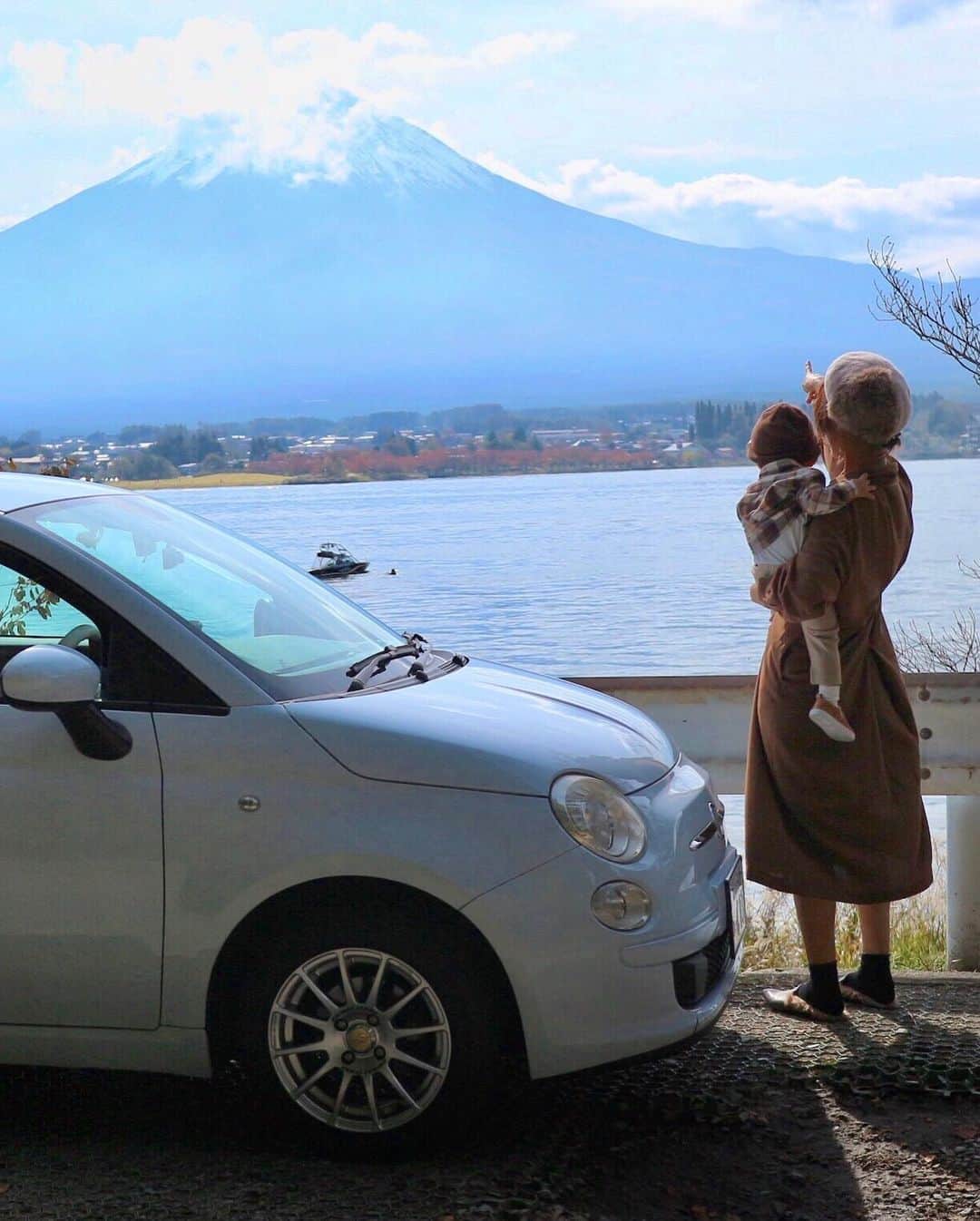 長谷川真美さんのインスタグラム写真 - (長谷川真美Instagram)「🇮🇹💕 ・ 新年も #カフェオレコーデ ☕️✨ ブラウン好きは今年も変わりません🙌 ・ 写真は #FIAT(#フィアット)に乗って 富士山でパワーチャージした時の🗻 イタリアを代表するFIATに合わせて ベレー帽とトレンチコートを😊💗 ・ そんな大好きなFIAT @fiat_jp から お年玉プレゼントキャンペーン BUON ANNO NUOVO 2021が！！！ ・ 2021年はCIAOMONDONUOVO!のメッセージと共に 新年にふさわしい干支にちなんだ豪華賞品が当たる オープン懸賞が実施されてます💕 ・ さっそく今年の運試し‼️ 1月17日までだからぜひ参加してみて😊 ・ #PR #FIAT #フィアット #FIAT_Newyear2021」1月17日 17時39分 - maami.hase