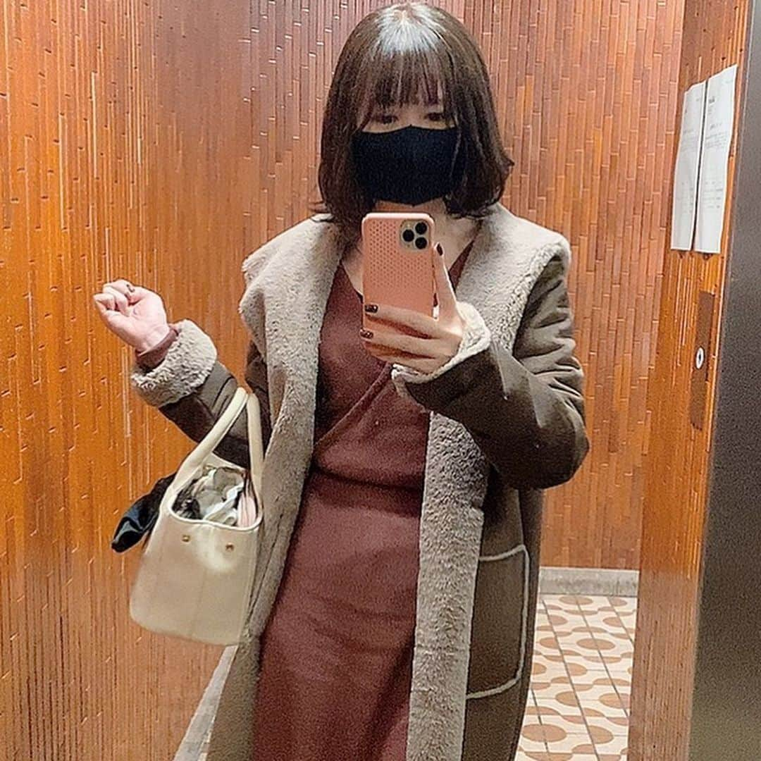 大谷咲子のインスタグラム：「カット、根元のカラー&ヘッドスパ〜🥰 今回もNeolive7さんで✨松本さん(@mikimoto_08 )にお世話になりました😍 普段からこんなふうに巻けるように練習しなきゃなぁ。 美容師さんはすごい！  美容の日にしようと思って、朝から #わたしのハイフ でセルフハイフをしてきました！ 小顔サロン行った方がいいなーとは思ったけど、パパッと行けるし人との接触も少ないし、何もしないよりは絶対に良いとおもいました✨ 丁寧に説明もしてもらえたし…！ 来月はサロン行きたい🥺  ワンピースは #lilybrown です！ カラコンは #TOPARDS のグレージュクォーツ。この色は綺麗だからリピートしたいと思います。」