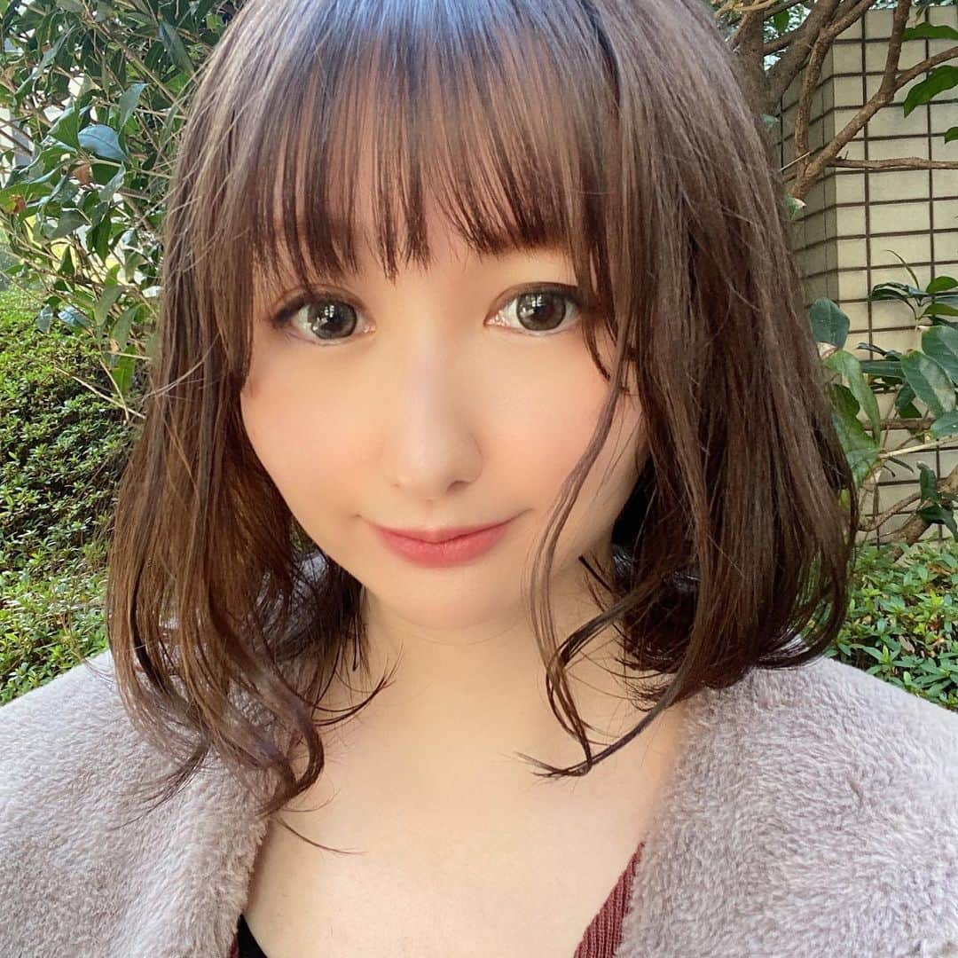 大谷咲子さんのインスタグラム写真 - (大谷咲子Instagram)「カット、根元のカラー&ヘッドスパ〜🥰 今回もNeolive7さんで✨松本さん(@mikimoto_08 )にお世話になりました😍 普段からこんなふうに巻けるように練習しなきゃなぁ。 美容師さんはすごい！  美容の日にしようと思って、朝から #わたしのハイフ でセルフハイフをしてきました！ 小顔サロン行った方がいいなーとは思ったけど、パパッと行けるし人との接触も少ないし、何もしないよりは絶対に良いとおもいました✨ 丁寧に説明もしてもらえたし…！ 来月はサロン行きたい🥺  ワンピースは #lilybrown です！ カラコンは #TOPARDS のグレージュクォーツ。この色は綺麗だからリピートしたいと思います。」1月17日 17時43分 - sakiton69