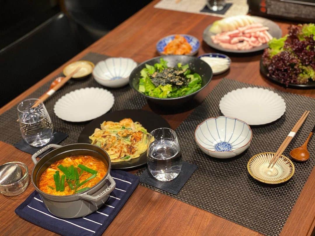 小澤名代さんのインスタグラム写真 - (小澤名代Instagram)「お家でサムギョプサル🐽  外食になかなかいけないので、いつも作らないメニューに挑戦したりお家ご飯楽しんでます。  スンドゥブ、チヂミ、チョレギサラダで初の韓国料理の日！ 美味しすぎました♡  #cooking  #cookingram  #koreanfood  #samgyupsal  #sundubu  #koreanstyle  #韓国料理 #スンドゥブ #サムギョプサル #お家ご飯 #野菜たっぷり」1月17日 17時53分 - ozawanayo