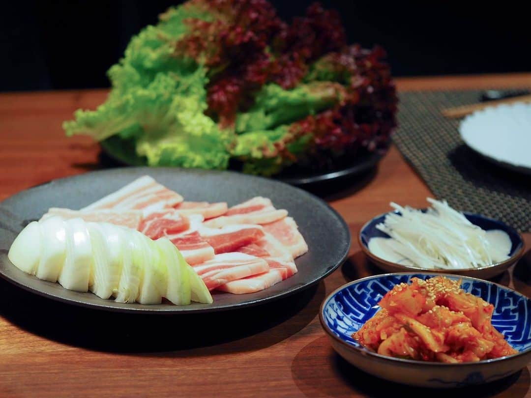 小澤名代さんのインスタグラム写真 - (小澤名代Instagram)「お家でサムギョプサル🐽  外食になかなかいけないので、いつも作らないメニューに挑戦したりお家ご飯楽しんでます。  スンドゥブ、チヂミ、チョレギサラダで初の韓国料理の日！ 美味しすぎました♡  #cooking  #cookingram  #koreanfood  #samgyupsal  #sundubu  #koreanstyle  #韓国料理 #スンドゥブ #サムギョプサル #お家ご飯 #野菜たっぷり」1月17日 17時53分 - ozawanayo