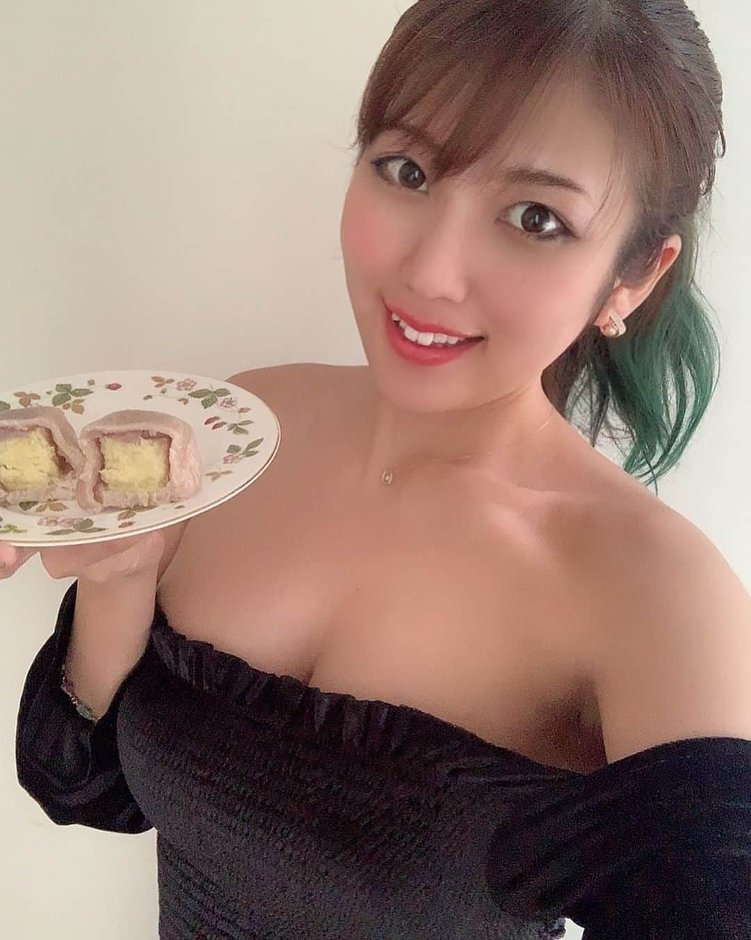 神谷麻美さんのインスタグラム写真 - (神谷麻美Instagram)「#いきなり団子専門店長寿庵 の💕✨ #いきなり団子 美味しい～💖🥰🍠💖✨ また食べてる〜😋💓✨  #だんご屋 #熊本スイーツ  #さつまいもスイーツ  #さつまいも団子」1月17日 17時49分 - asamice428