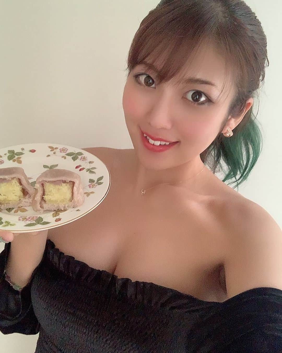 神谷麻美さんのインスタグラム写真 - (神谷麻美Instagram)「#いきなり団子専門店長寿庵 の💕✨ #いきなり団子 美味しい～💖🥰🍠💖✨ また食べてる〜😋💓✨  #だんご屋 #熊本スイーツ  #さつまいもスイーツ  #さつまいも団子」1月17日 17時49分 - asamice428