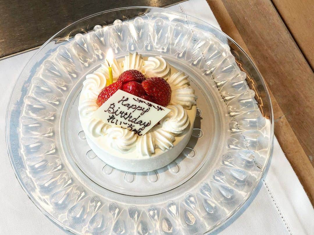 能美黎子さんのインスタグラム写真 - (能美黎子Instagram)「・ 12月のお話。 ・ @saaya_love と @maimaiko29 ちゃんが お誕生日のお祝いをしてくれました🎂 ・ 本当に可愛くて思わず微笑んでしまったのが、 ケーキをお店の人が持ってきてくれた時。 ・ まいちゃんが、 「じゃ、歌いましょう！」 って、言ってくれて。笑 ・ こんな可愛い子いますか。 こんな可愛い2人に目の前でお誕生日の歌を 歌ってもらえるなんて。。涙 ・ 2人とも本当に可愛いのに 内面も素敵な女性。 出会えたことに感謝。 この時はコロナ禍に巻き込まれて 本当に大変だったけど、 2人の笑顔を見れて元気がでました。 ・ 最後の写真は、 お誕生日プレゼントに送られてきた蟹🦀 多分一生忘れることのないプレゼント。 本当に新鮮で身がすごい詰まっていて美味しかった！ ・ 2人とも本当に本当に 素敵な思い出と時間をありがとう。 ・ ・ #お誕生日お祝い #誕生日プレゼント #誕生日ケーキ #お祝い #女子会 #お誕生日会 #表参道ランチ #表参道グルメ #お祝いランチ #幸せな時間 #幸せをありがとう #笑顔が人を幸せにする #お誕生日の歌 #happybirthday #birthdaysong #出会えてよかった #心から感謝 #心からありがとう #素敵な思い出#私の好きをもっと好きに #ブノワ #思い出グラム #思い出pic #最高の思い出 #ファインダー越しの私の世界 #過去pic #飲食店応援 #飲食店がんばろう #幸せな瞬間をもっと世界に #ありがとうを伝えたい」1月17日 17時51分 - reikonohmi